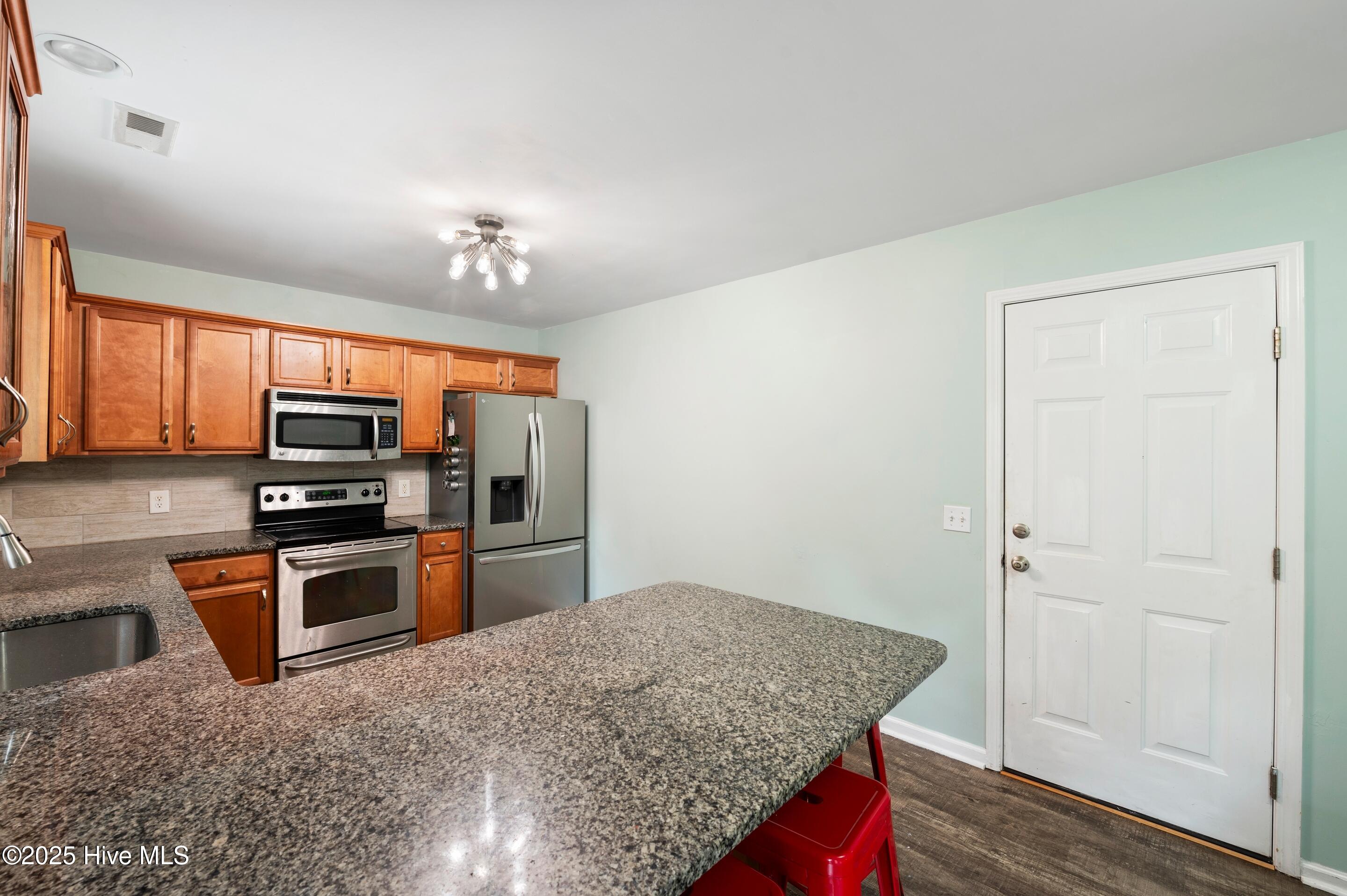 100523069 | Photo 11