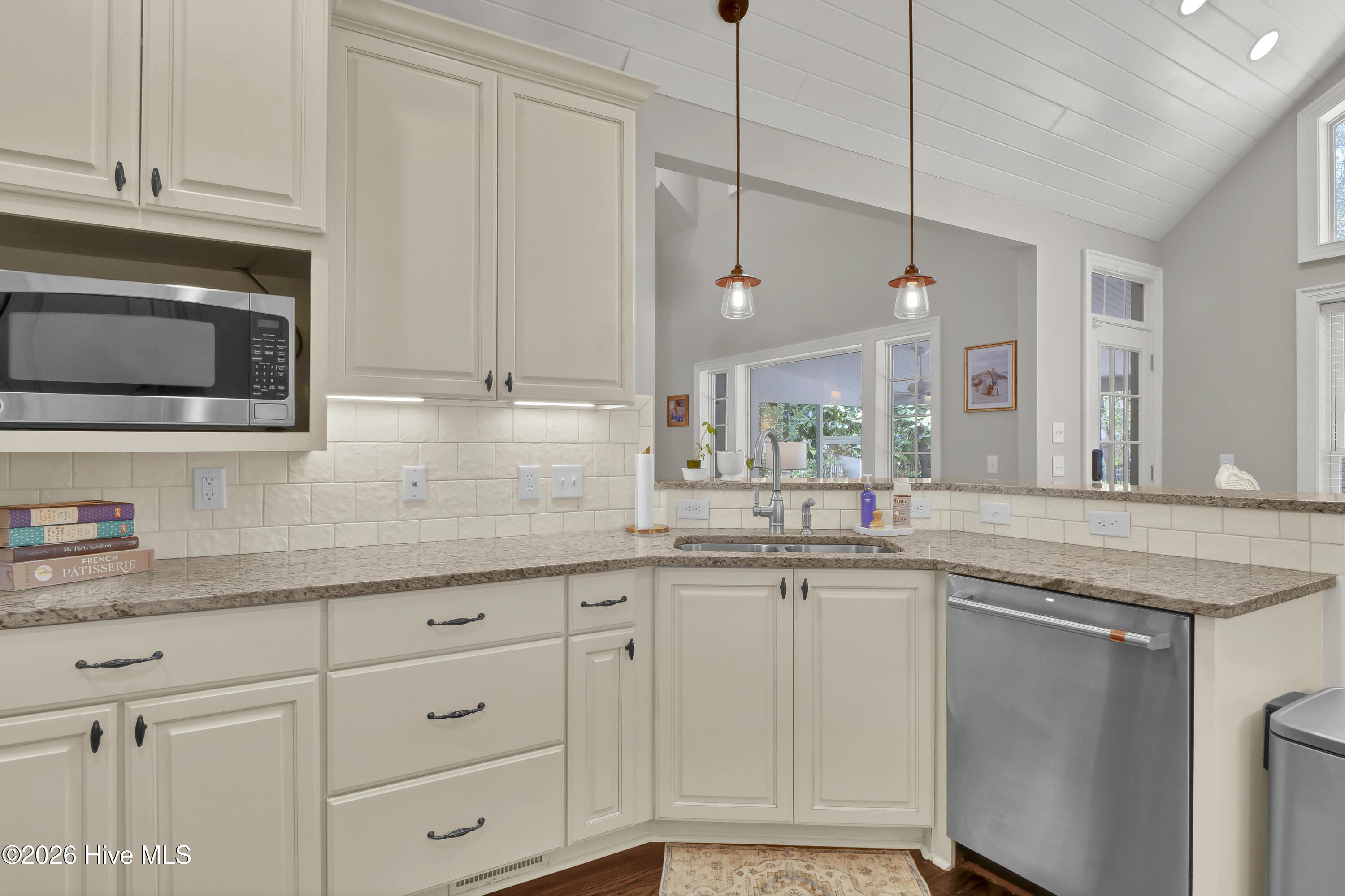 100563918 | Photo 18