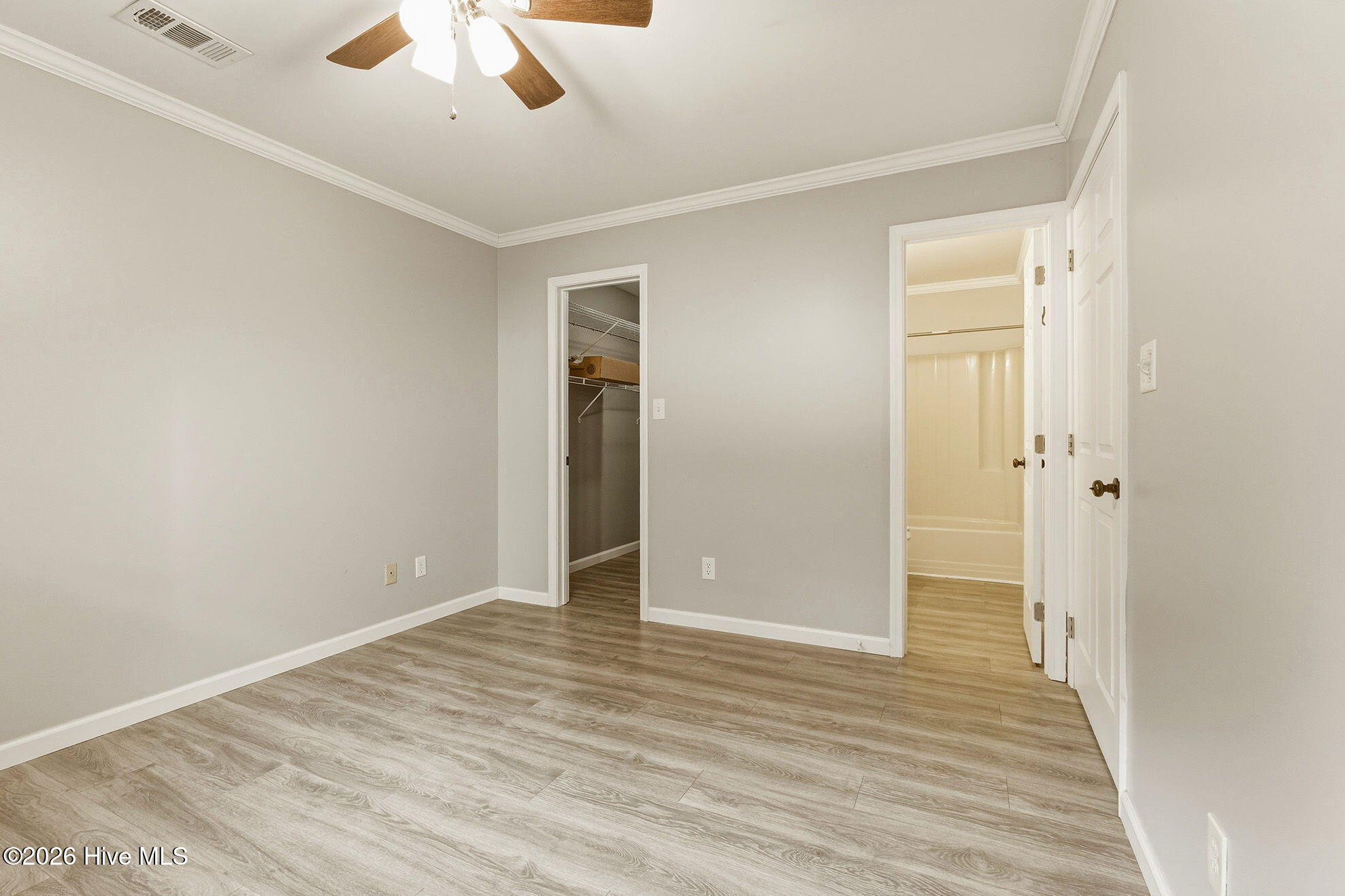 100557080 | Photo 26