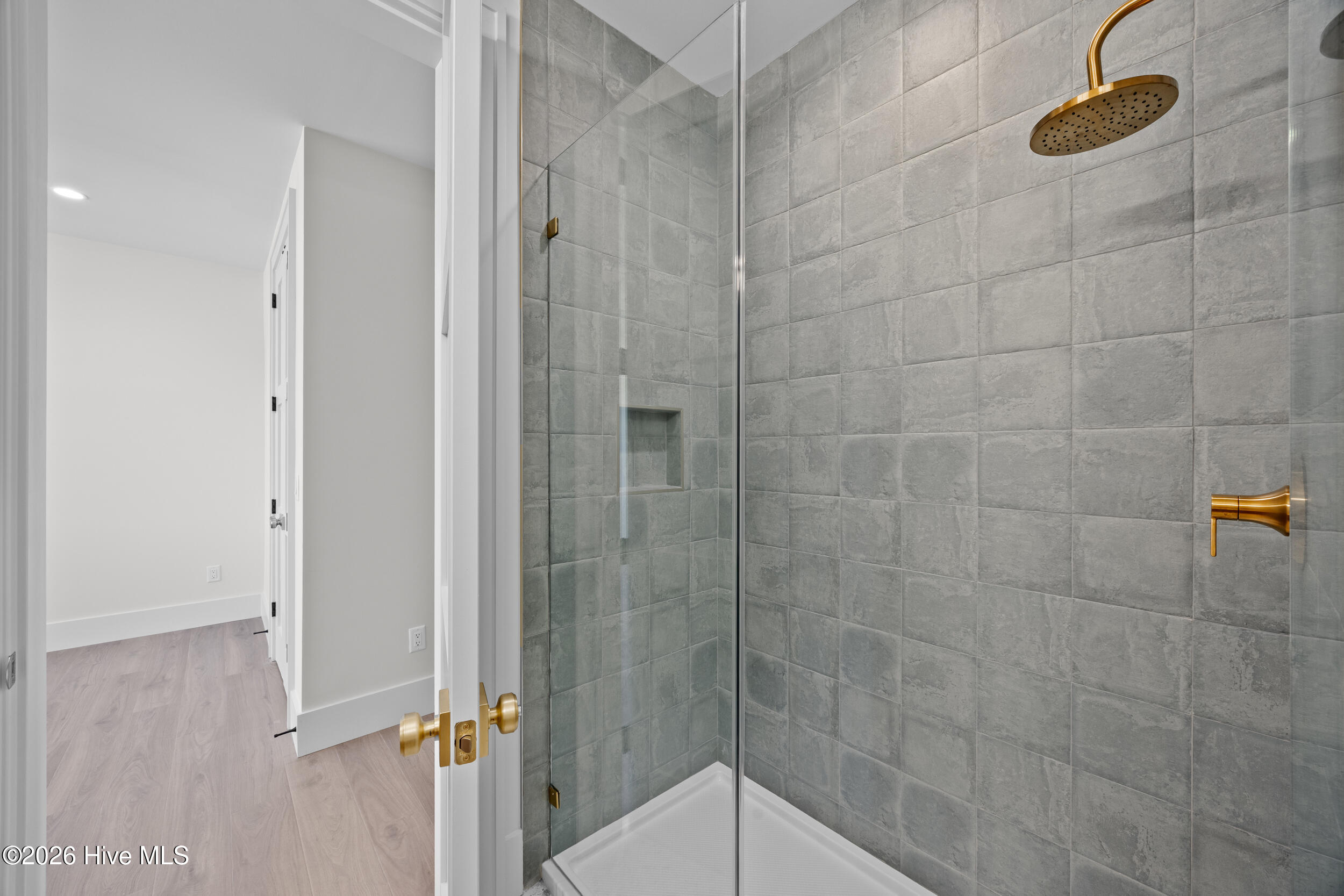 100561987 | Photo 57