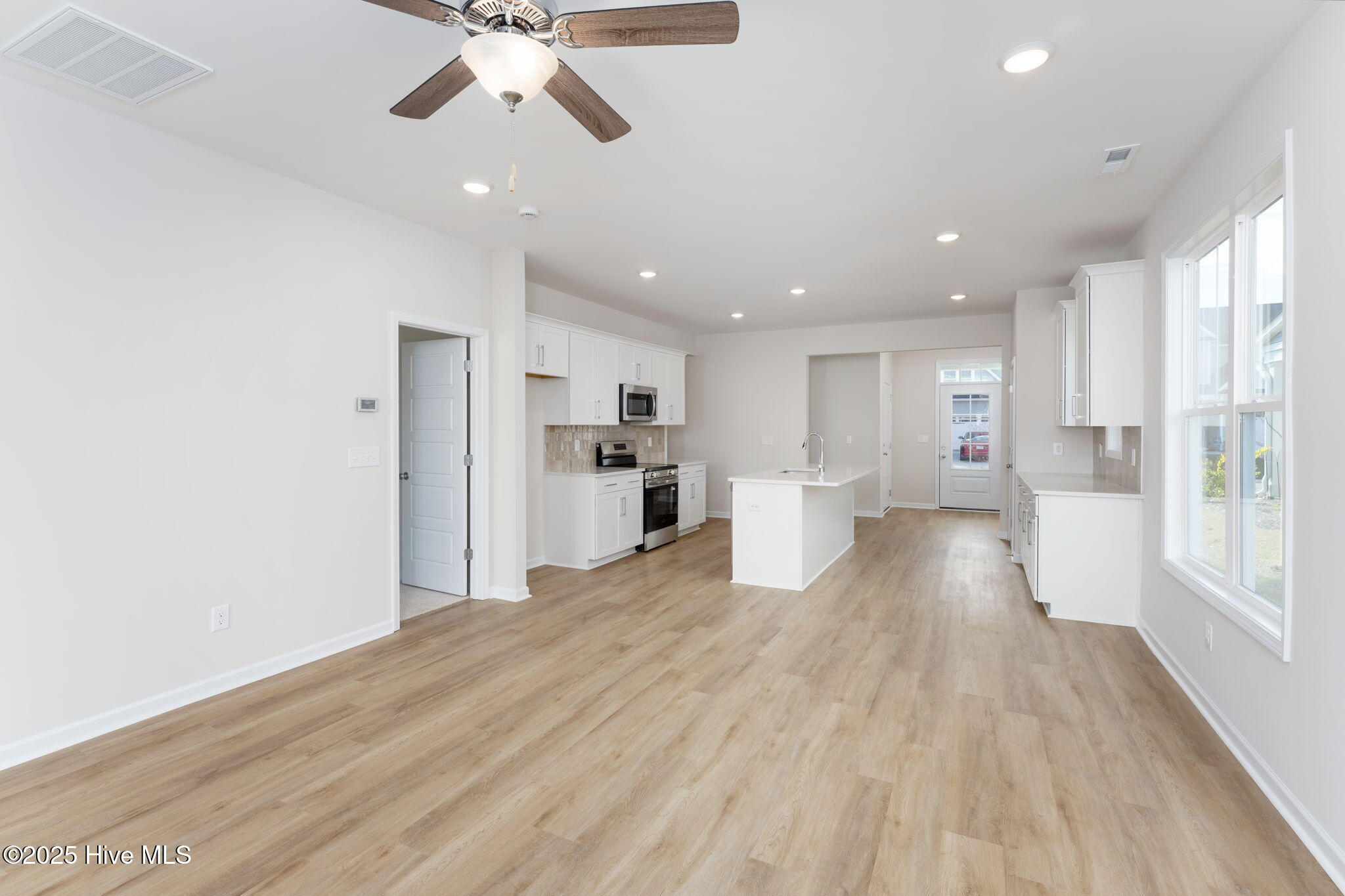 100508287 | Photo 25