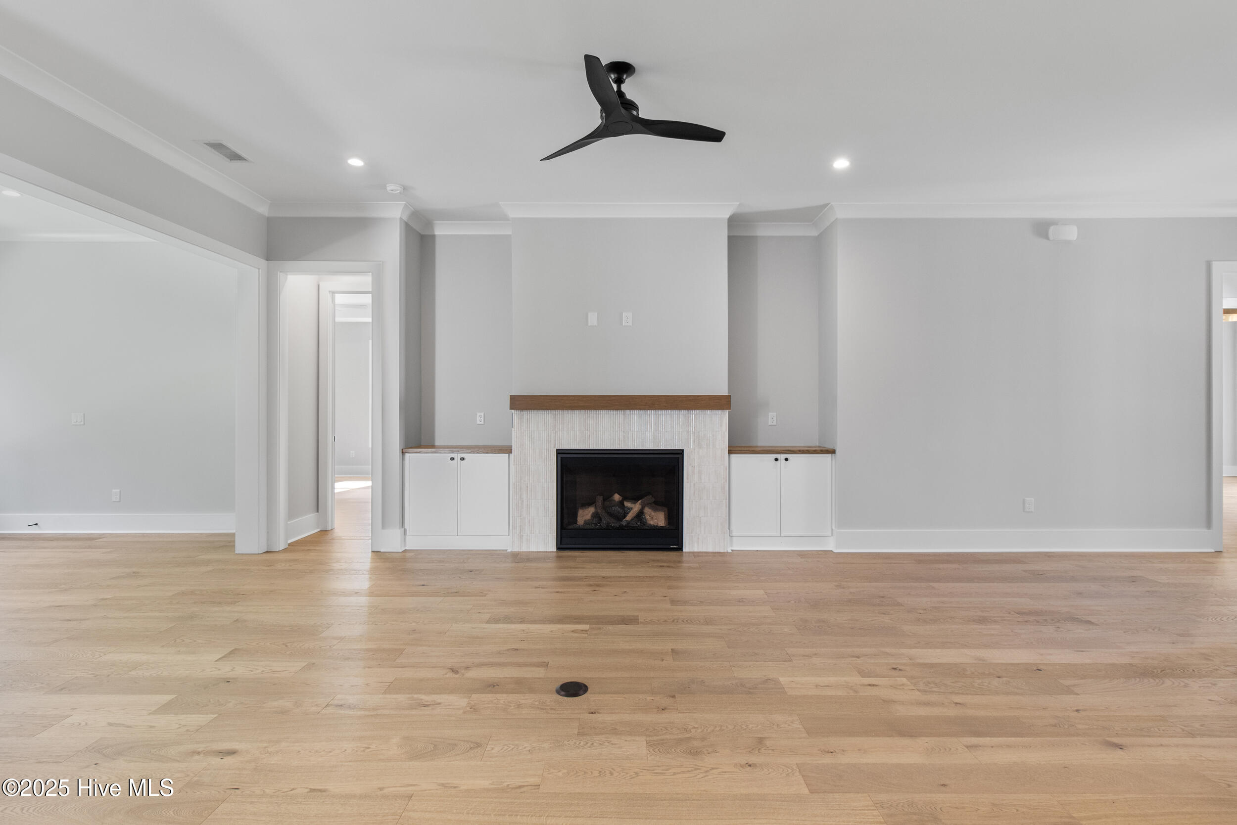 Natural gas fireplace