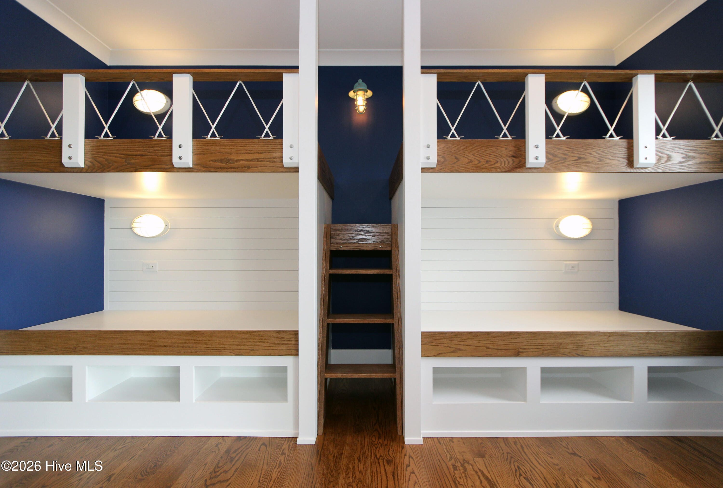 100563584 | Photo 45