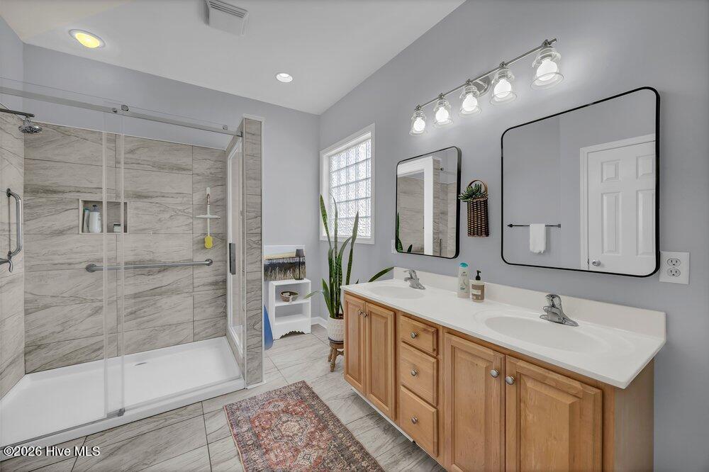 100567820 | Photo 18