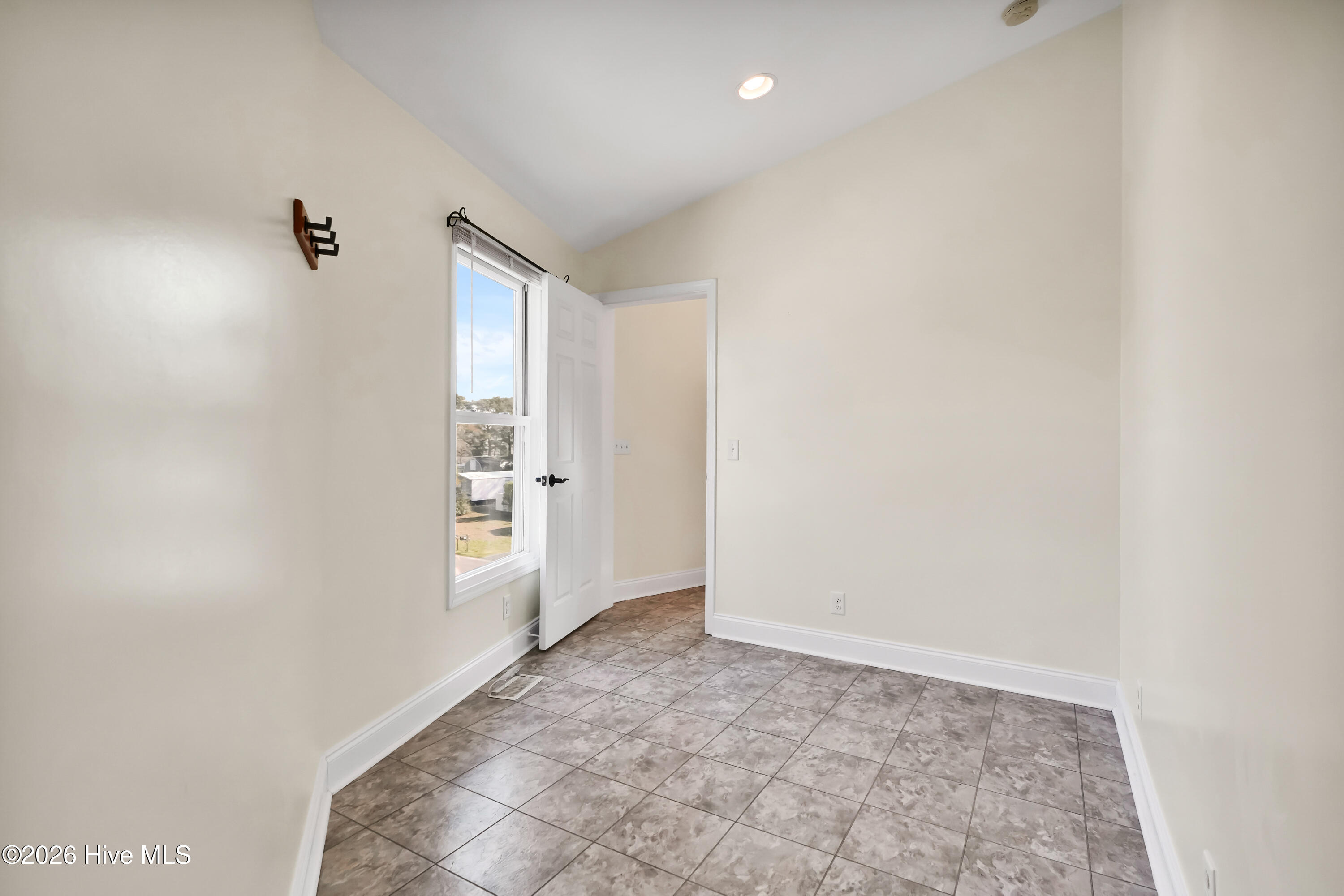 100562809 | Photo 21