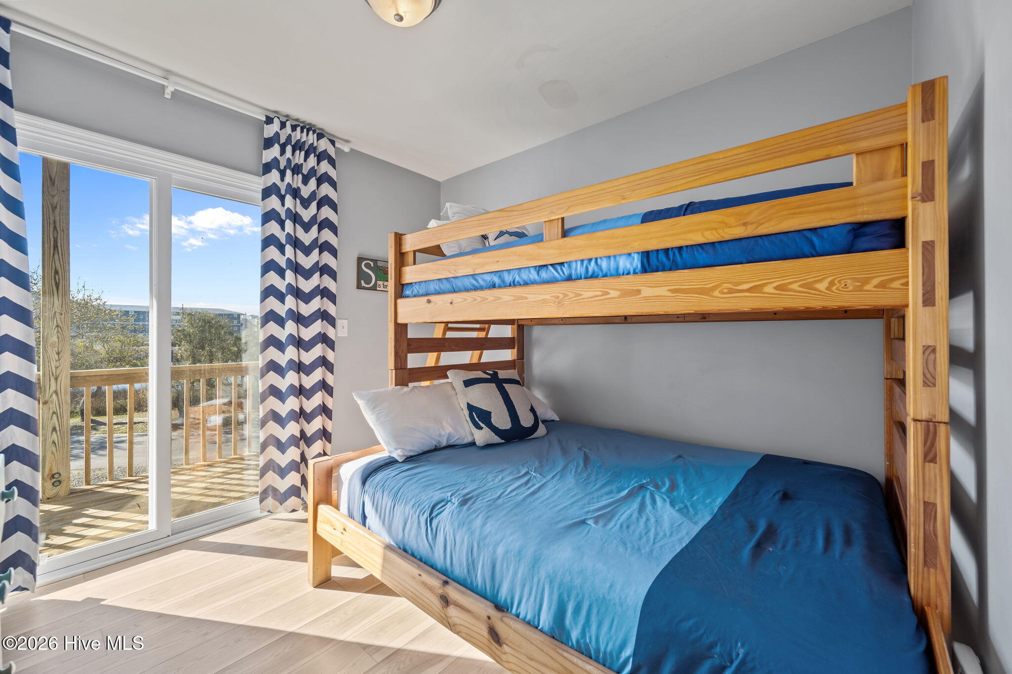 100560974 | Photo 30