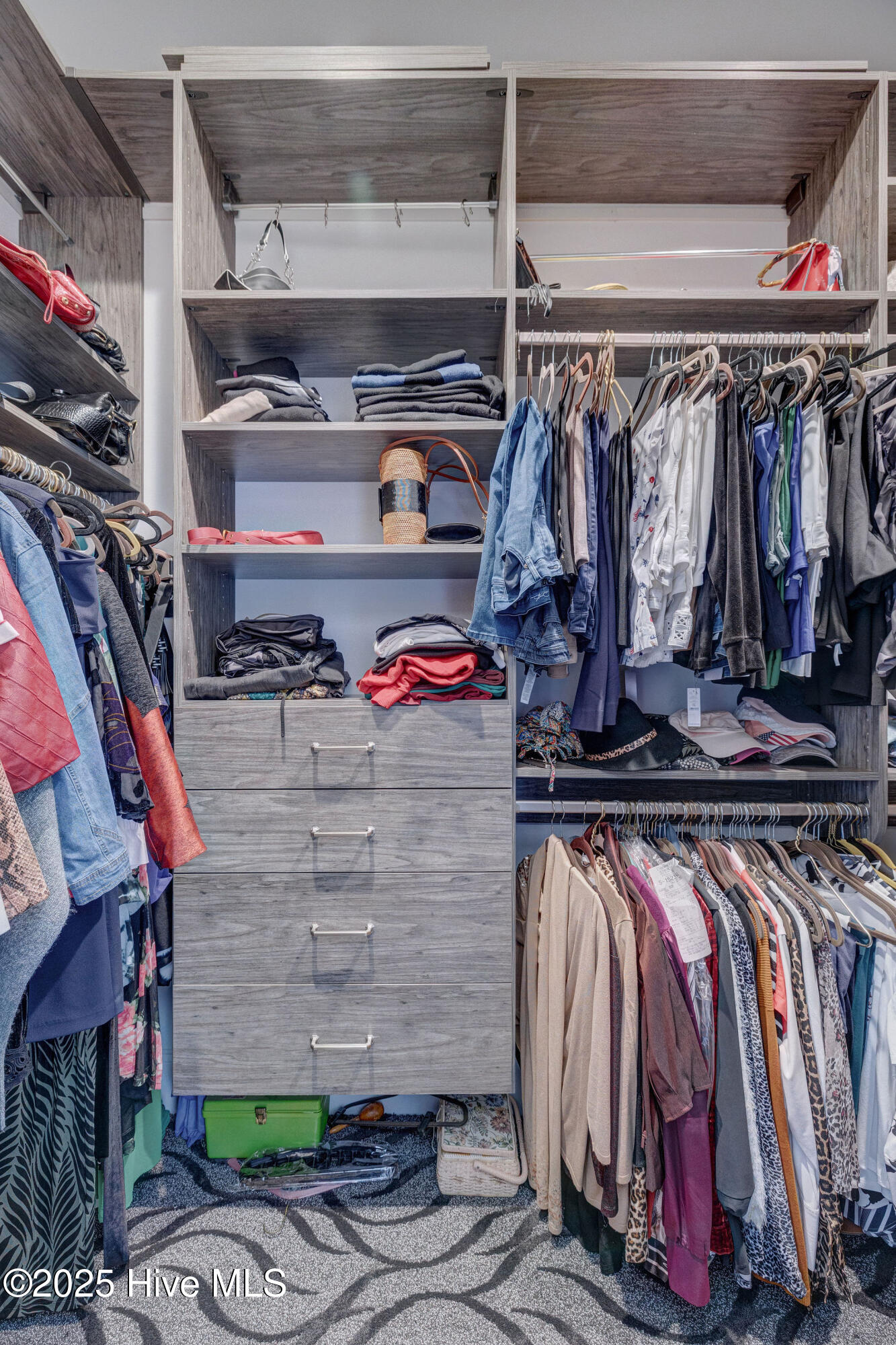 100550746 | Photo 38