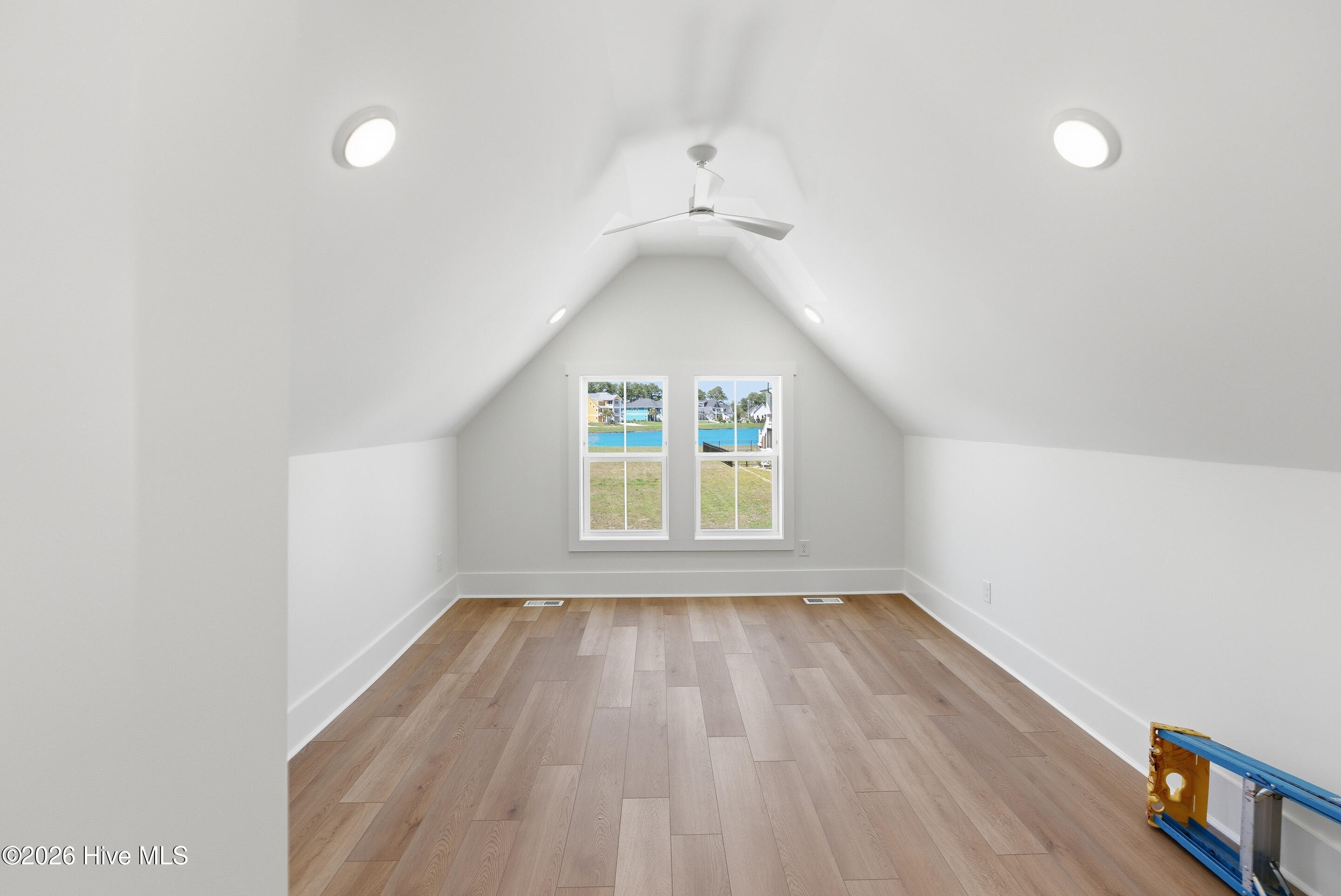 100564913 | Photo 44