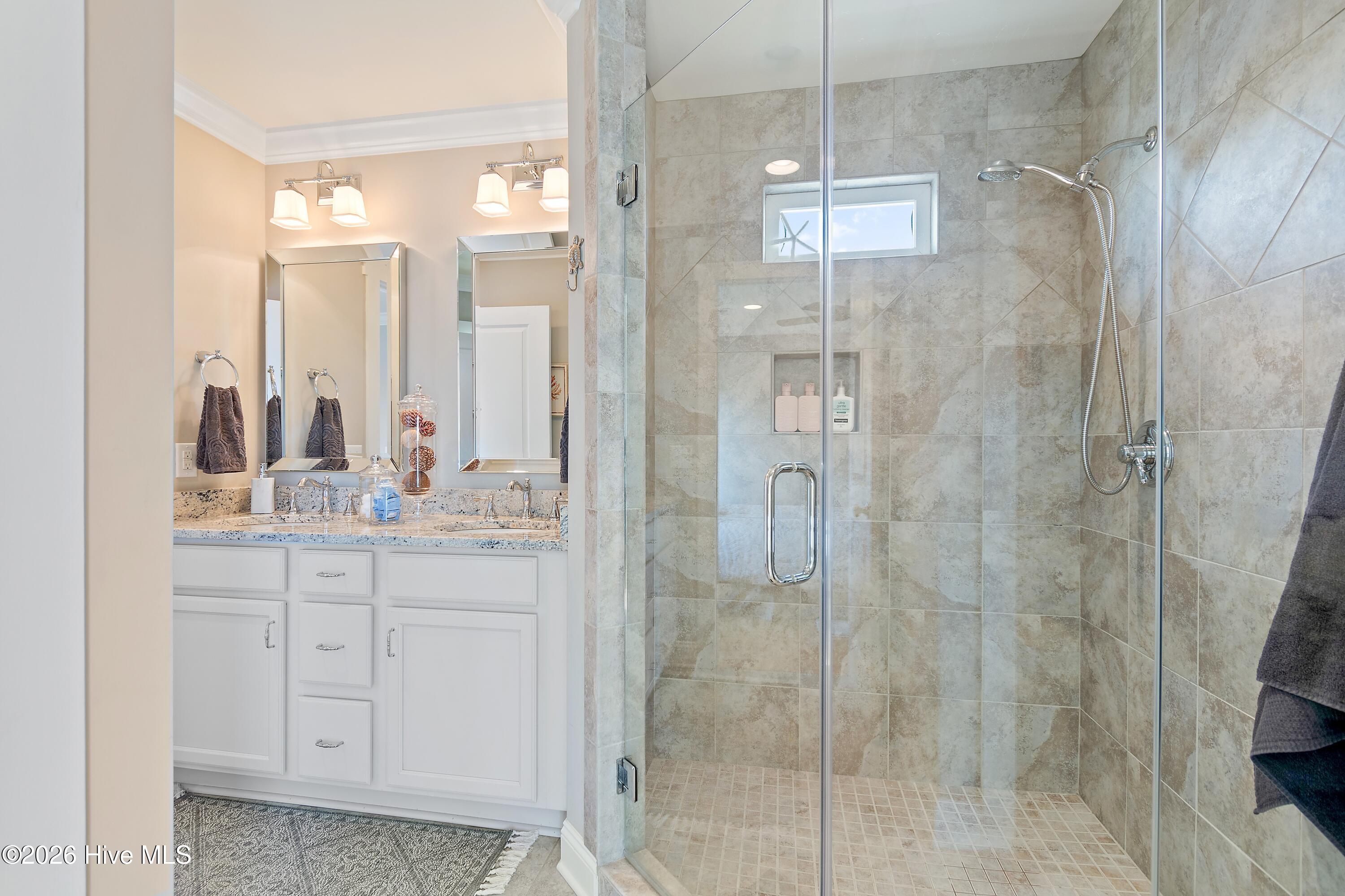 100547870 | Photo 37