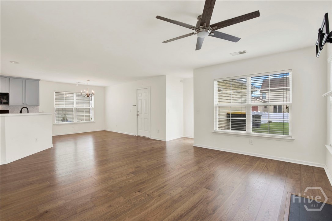 Open Floor Plan Livingroom/Kitchen