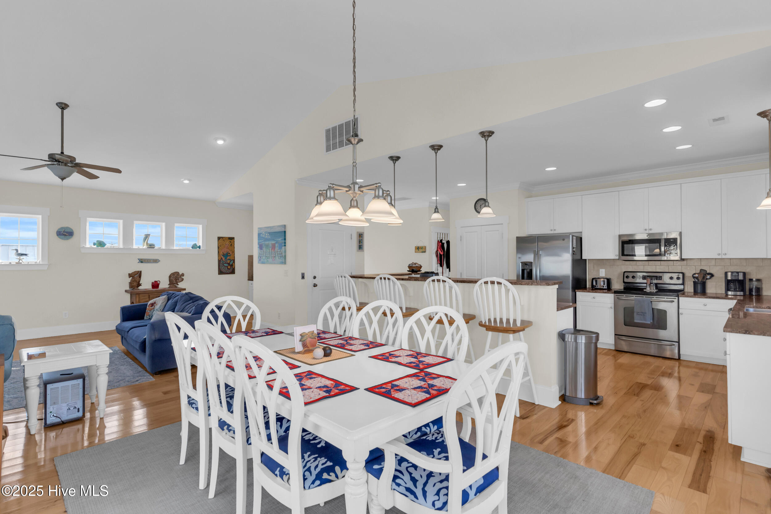 100530363 | Photo 14