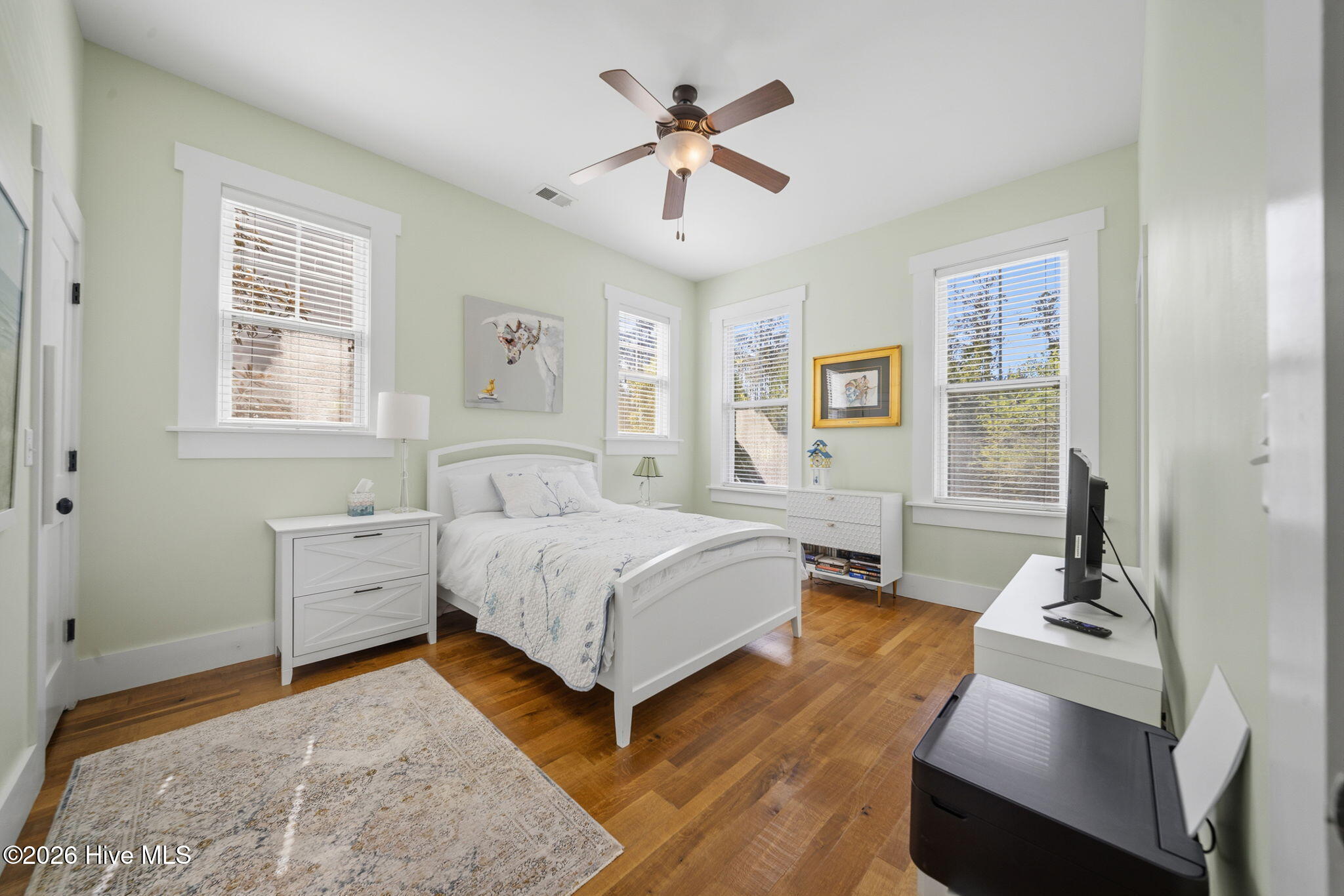 100568047 | Photo 22