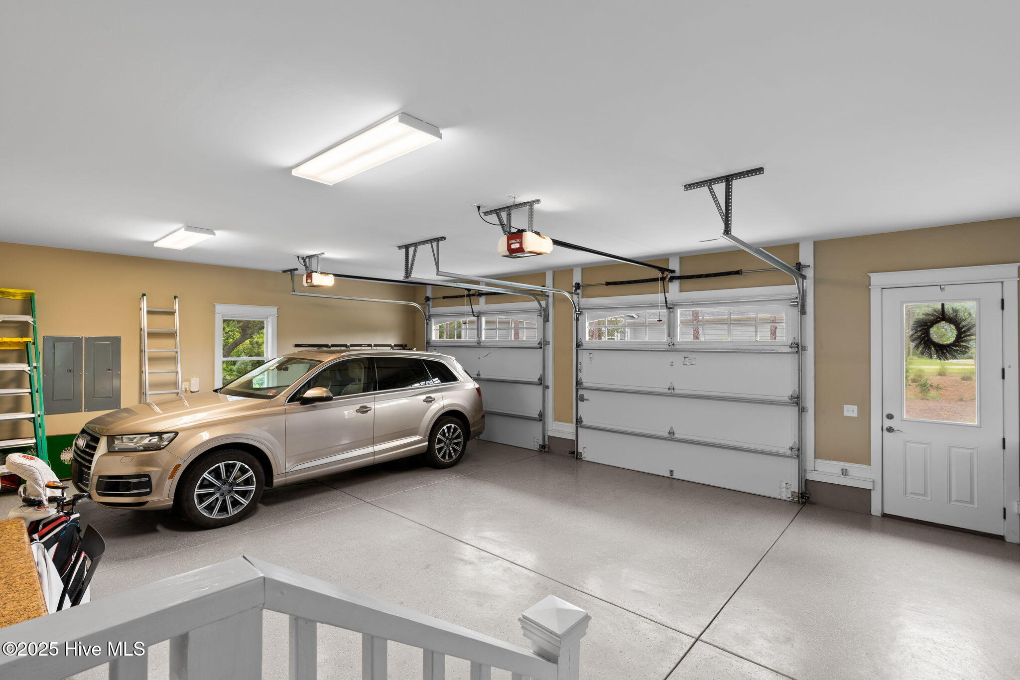 100562401 | Photo 64