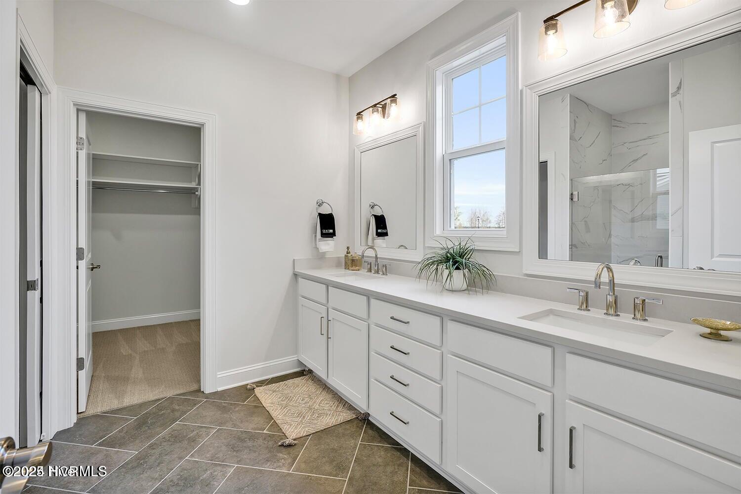 100536934 | Photo 24