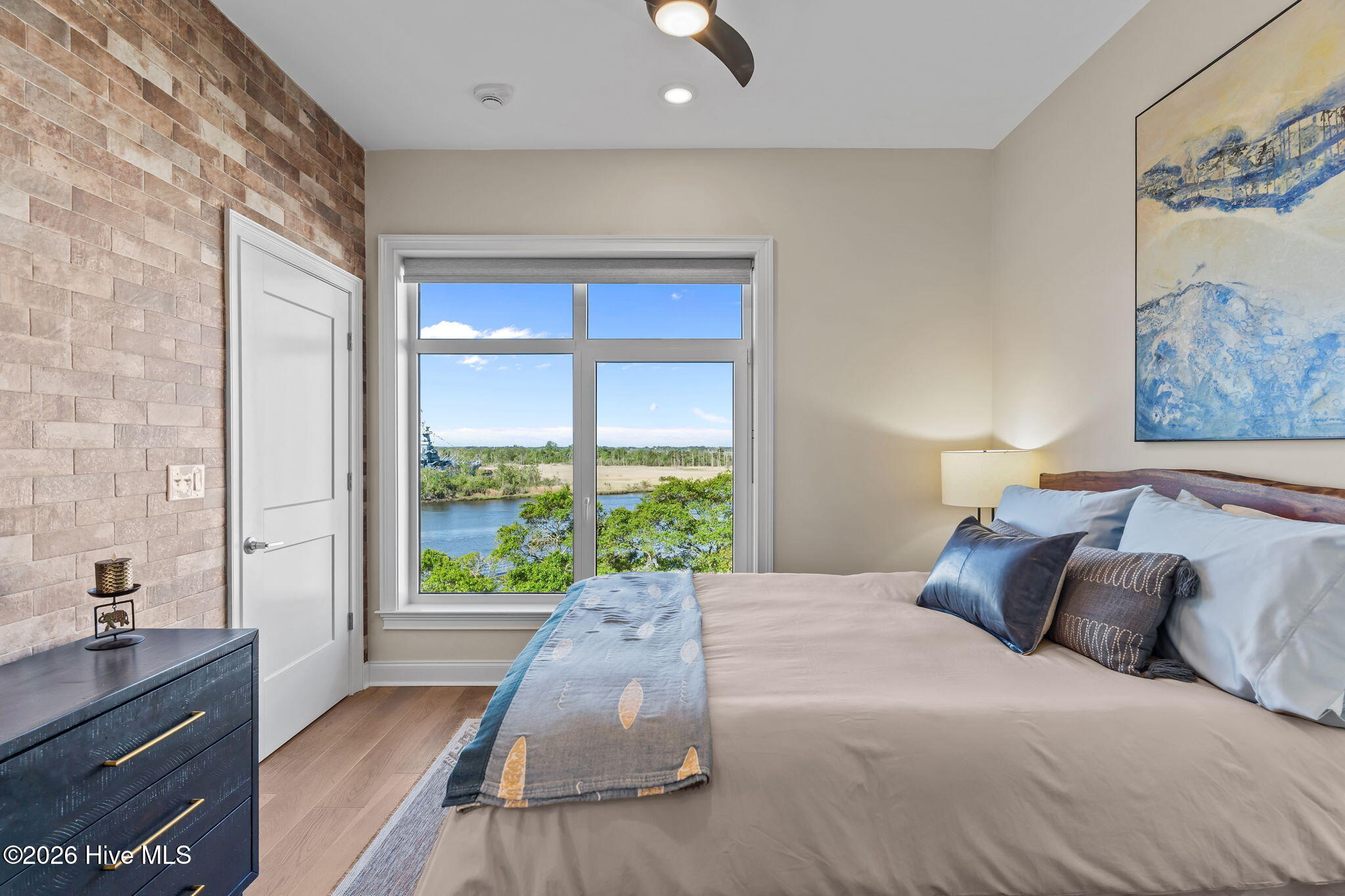 100565283 | Photo 24