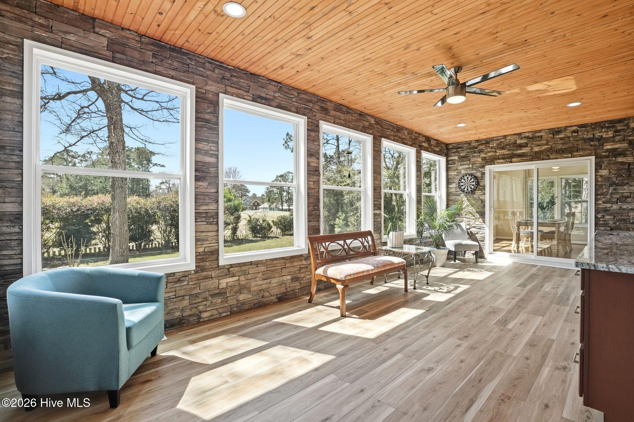 100560935 | Photo 74