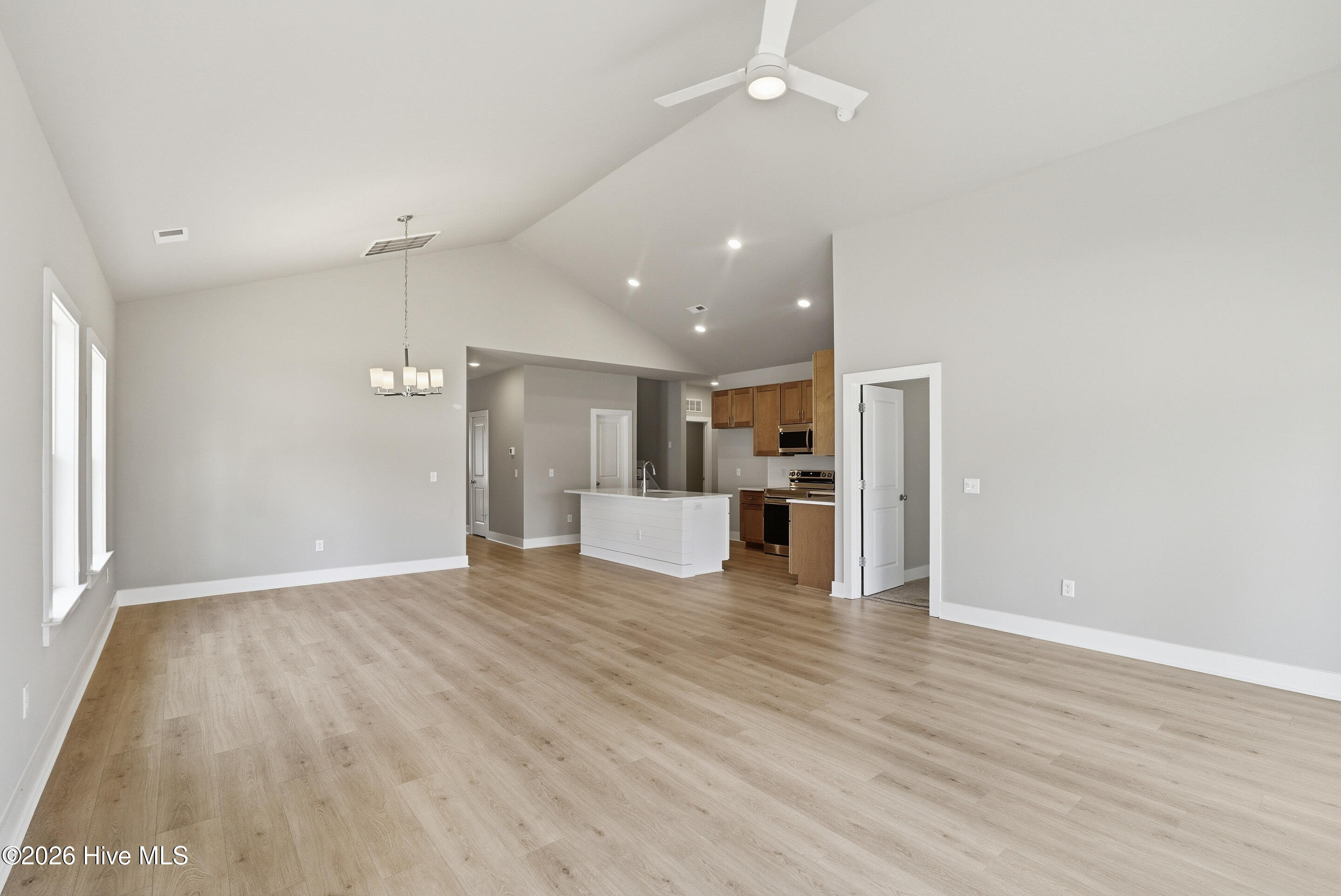 100547576 | Photo 23