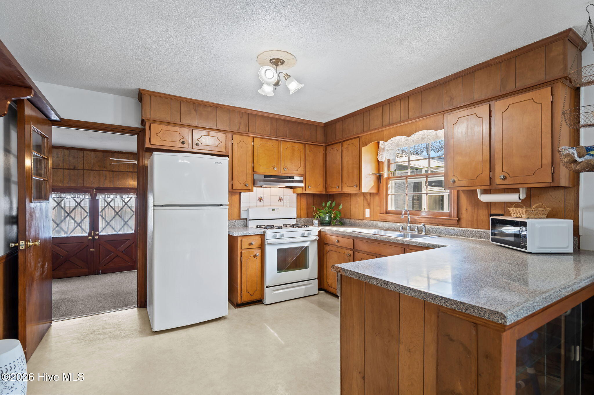 100558316 | Photo 15