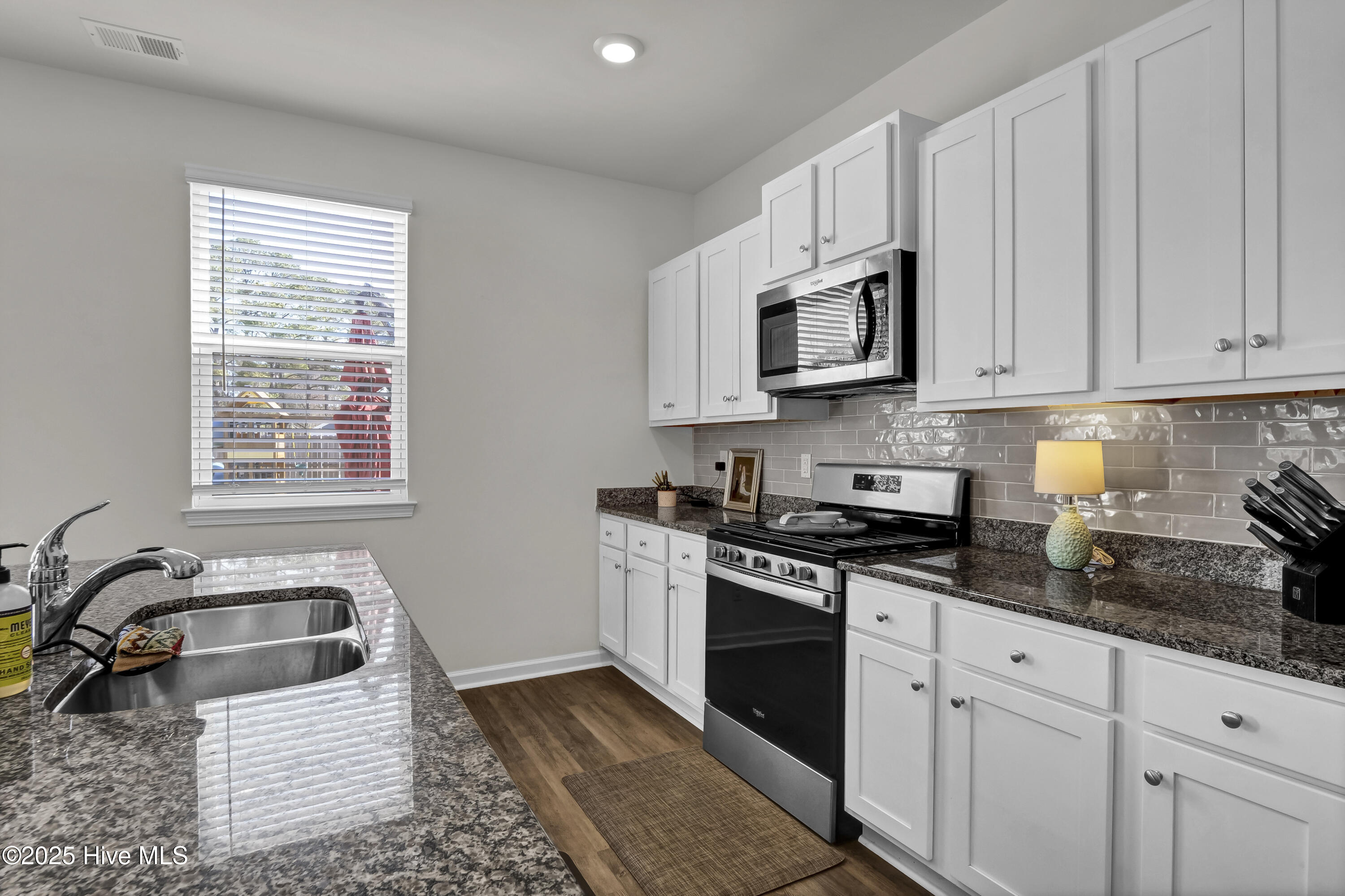 100561368 | Photo 13