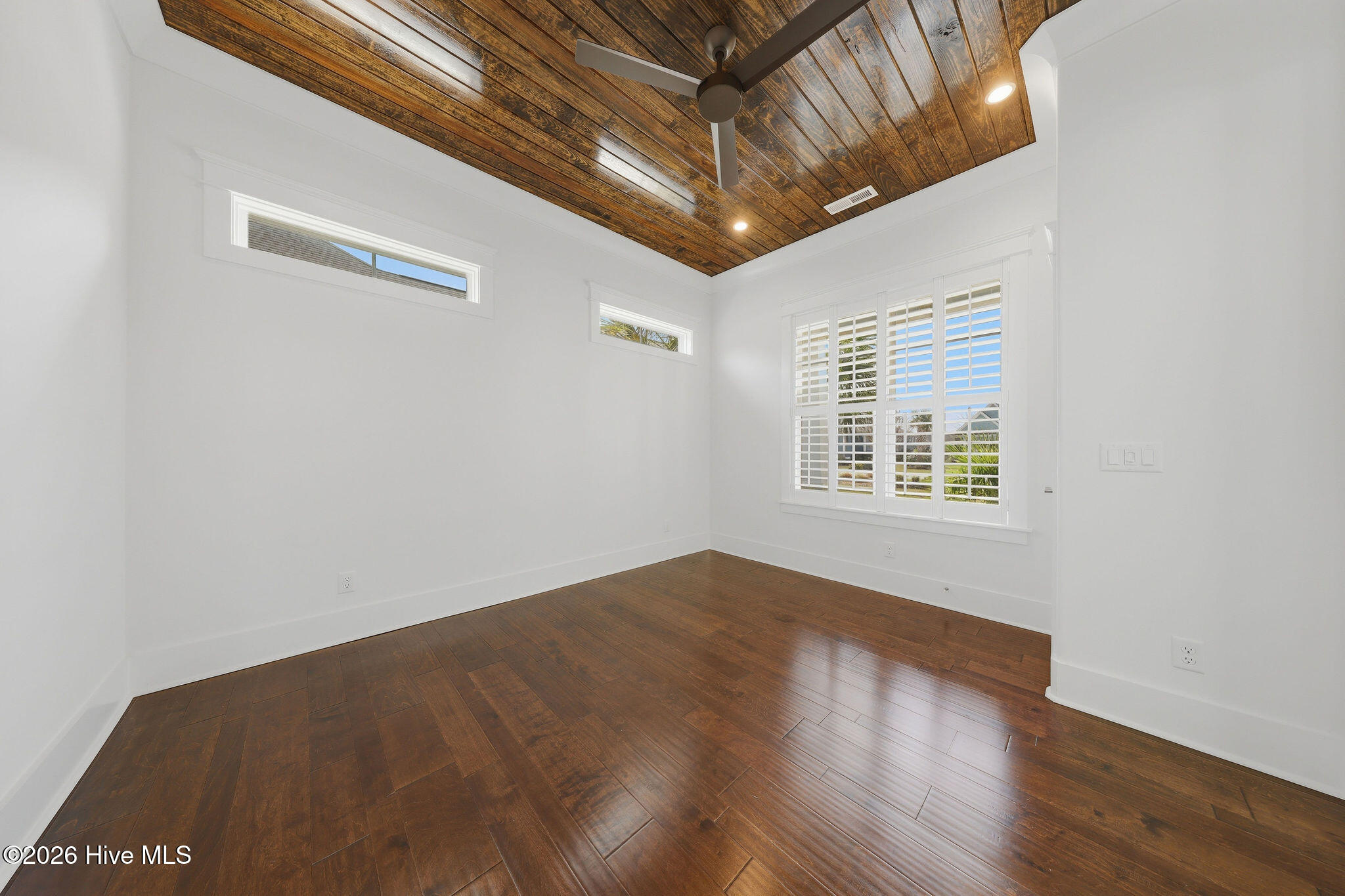 100562967 | Photo 19