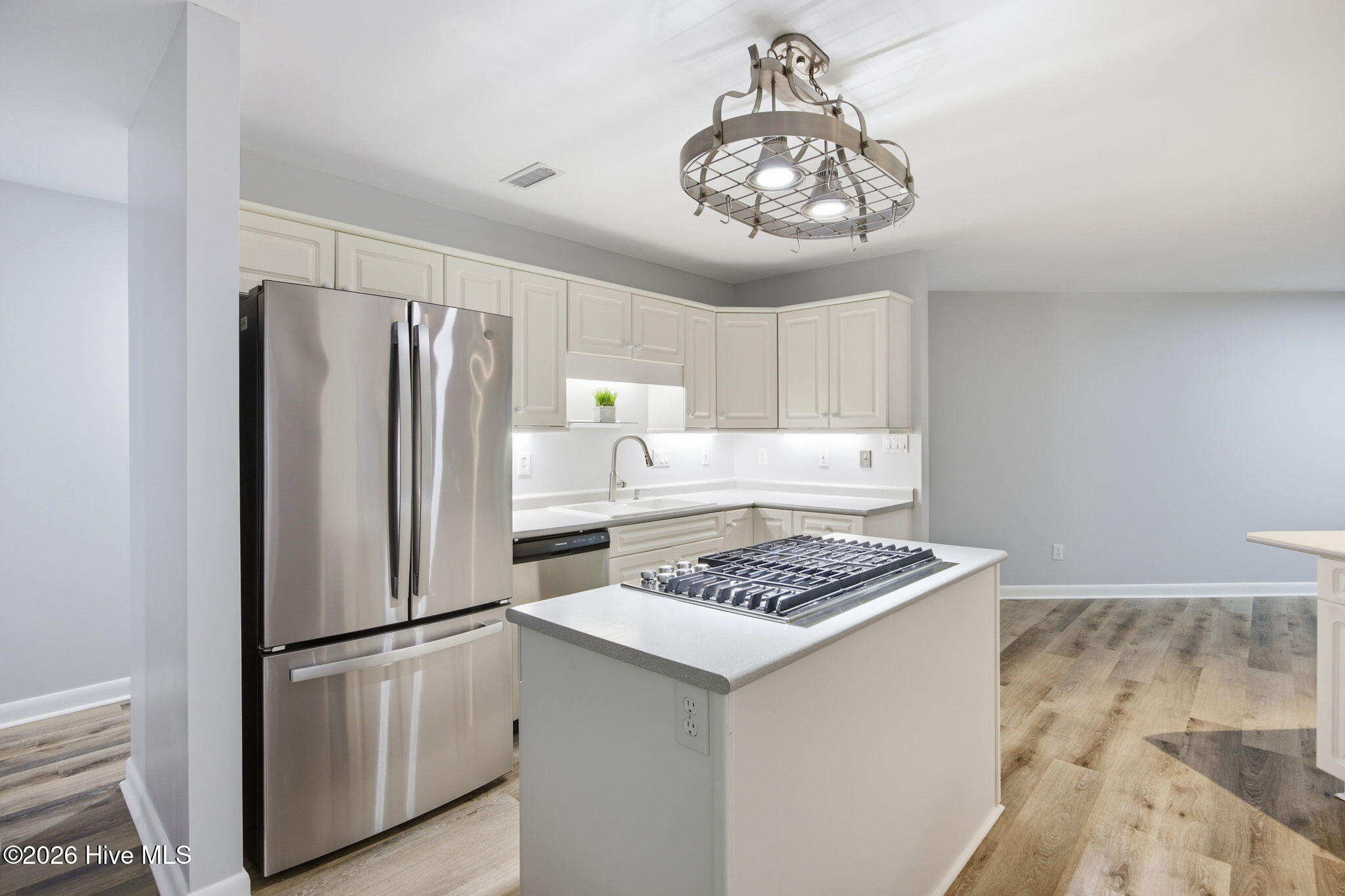 100569469 | Photo 18