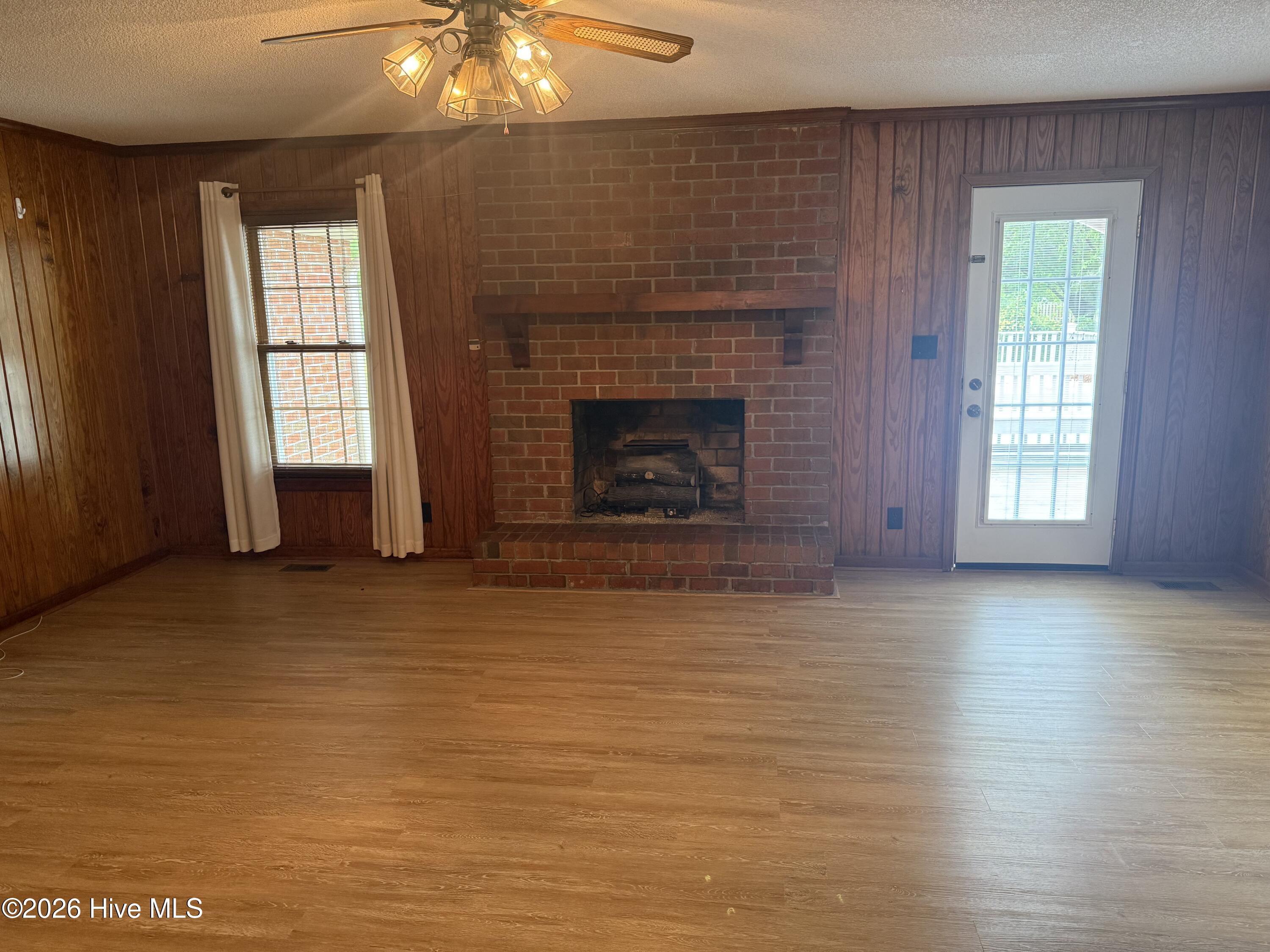 100570594 | Photo 19