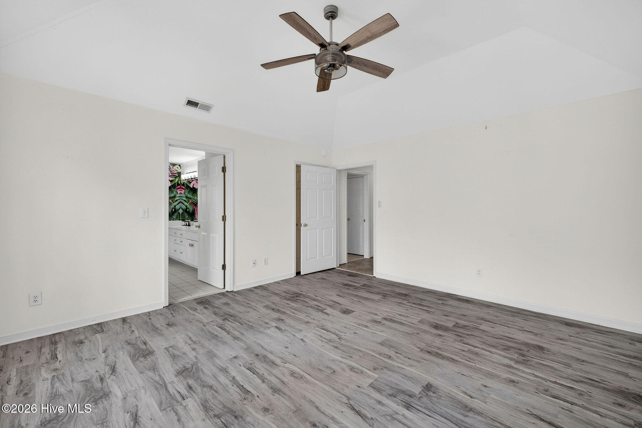 100556345 | Photo 46