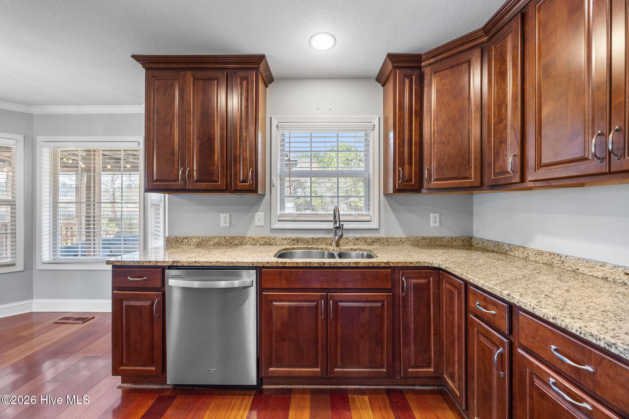 100558260 | Photo 14