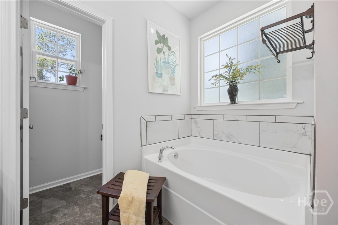 Soaking tub