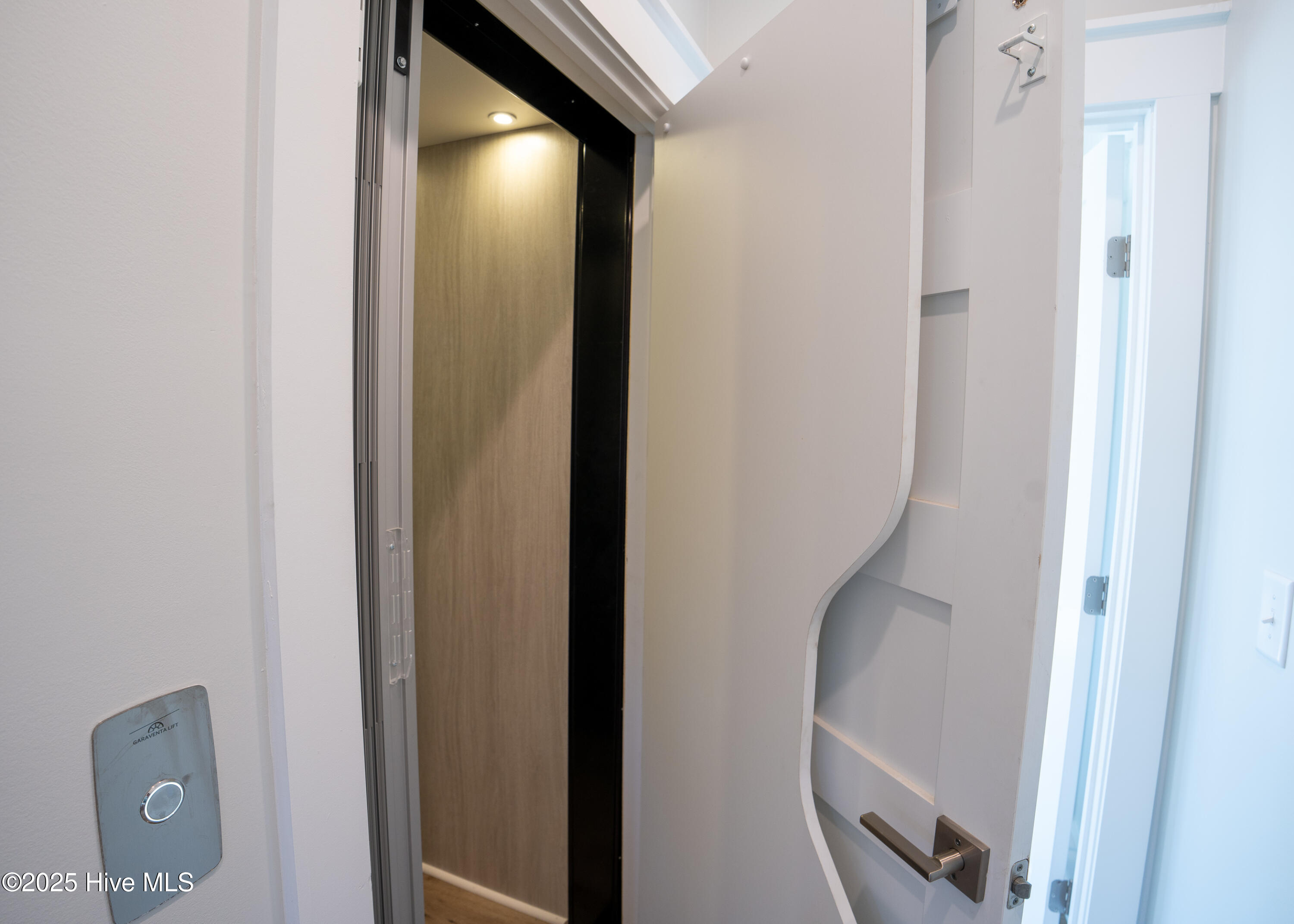 100557096 | Photo 38