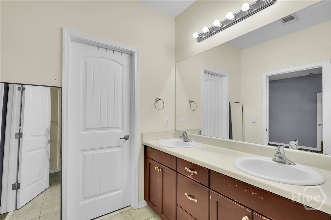 13 Twin Oaks Place