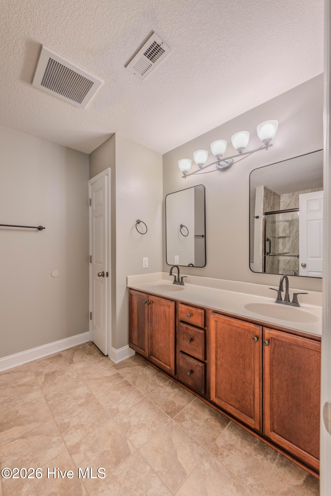 100563083 | Photo 24