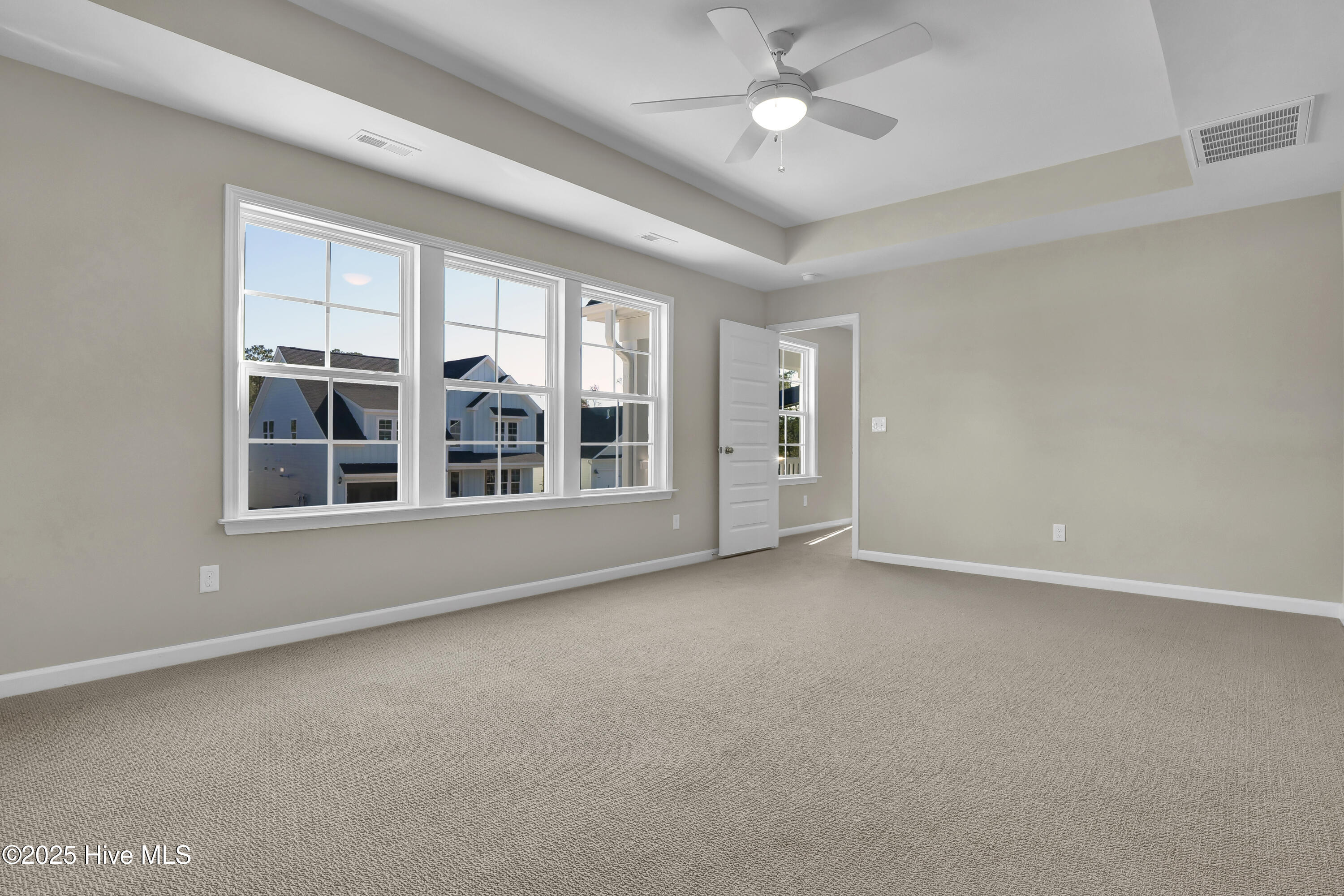 100561903 | Photo 15