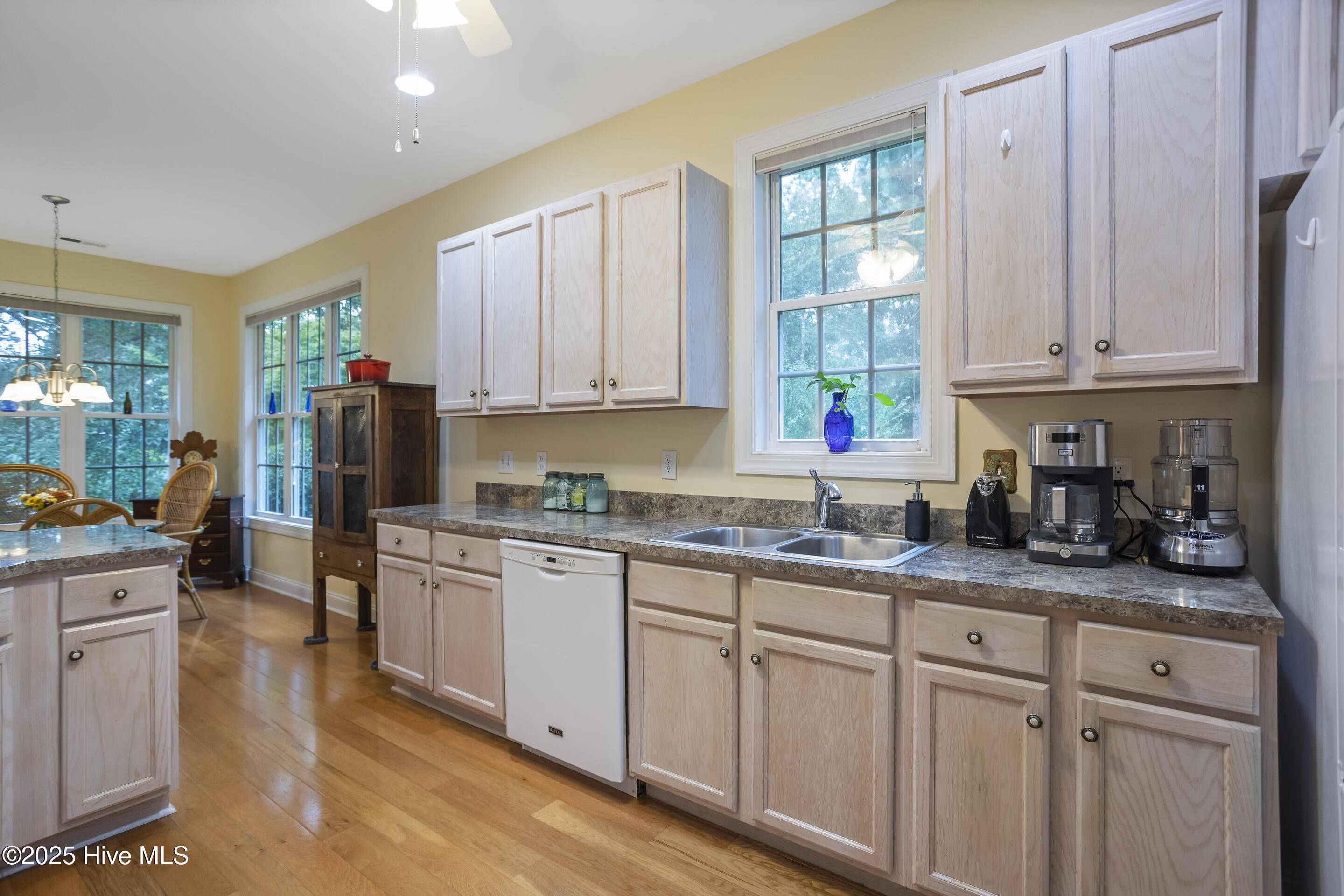 100528316 | Photo 26