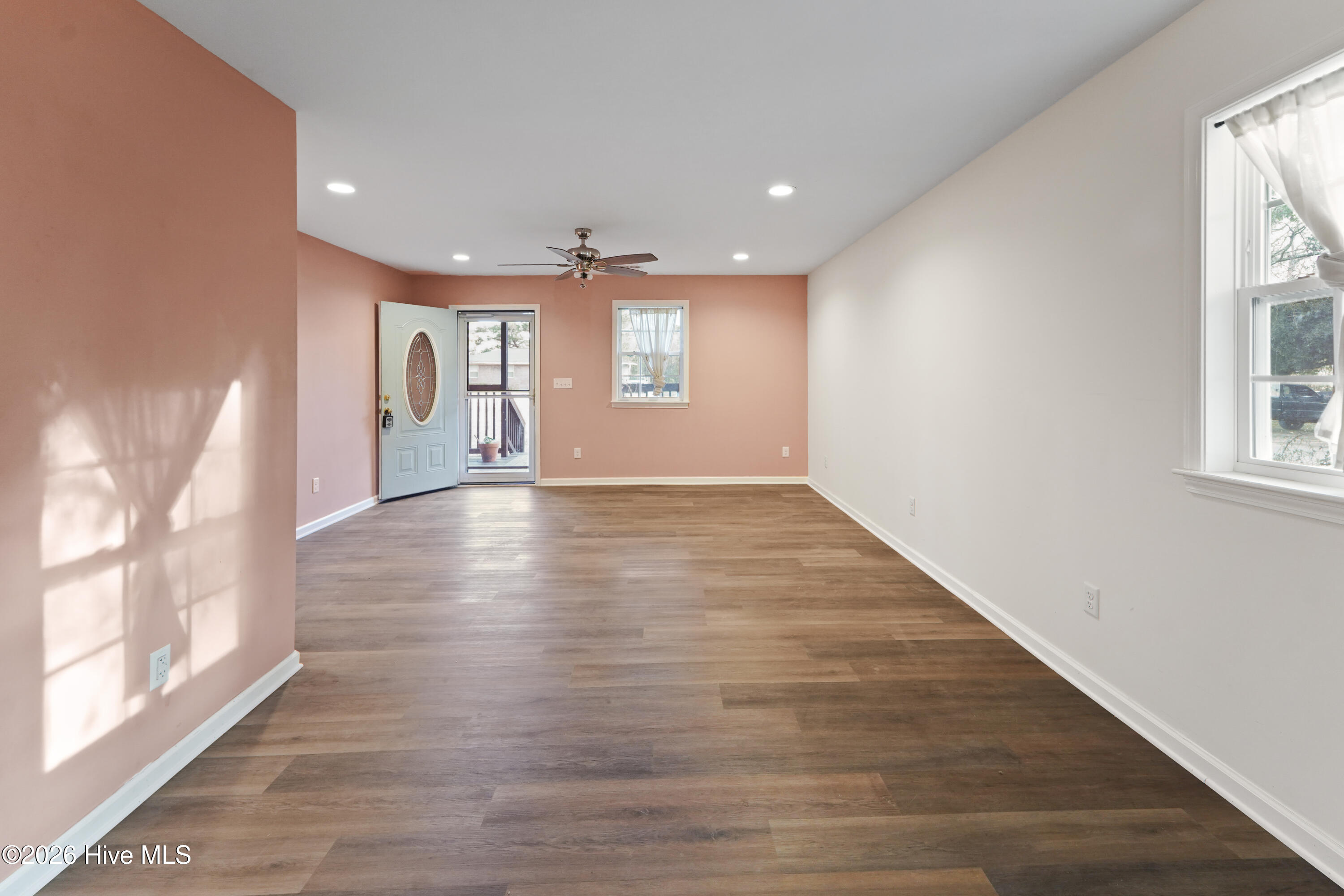 100548487 | Photo 43