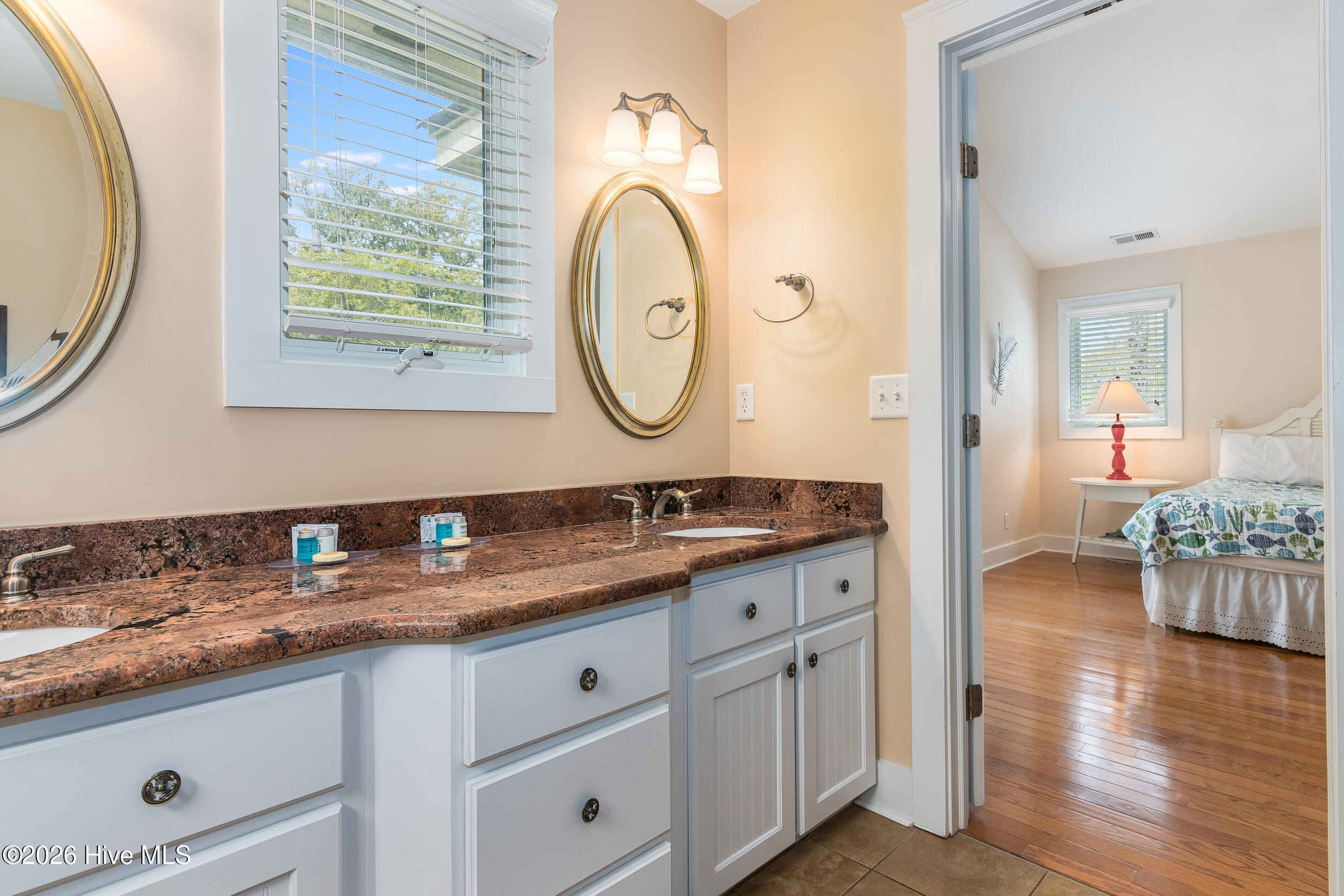 100570305 | Photo 31