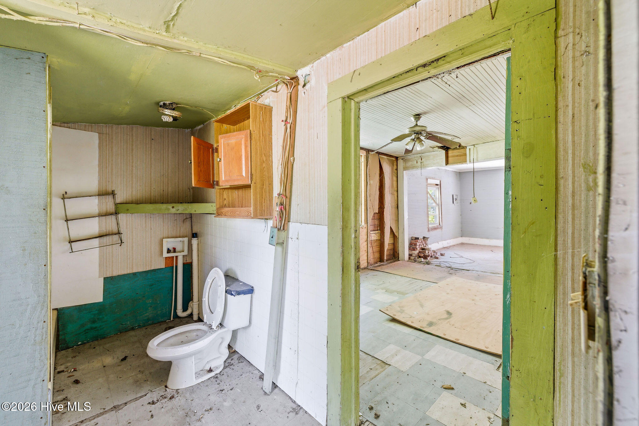 100561075 | Photo 14