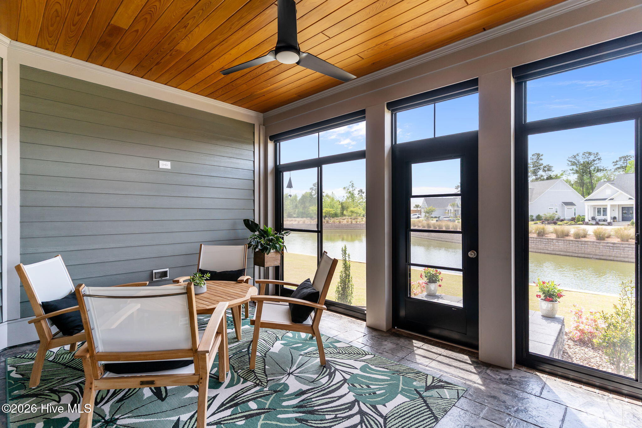 100568517 | Photo 14