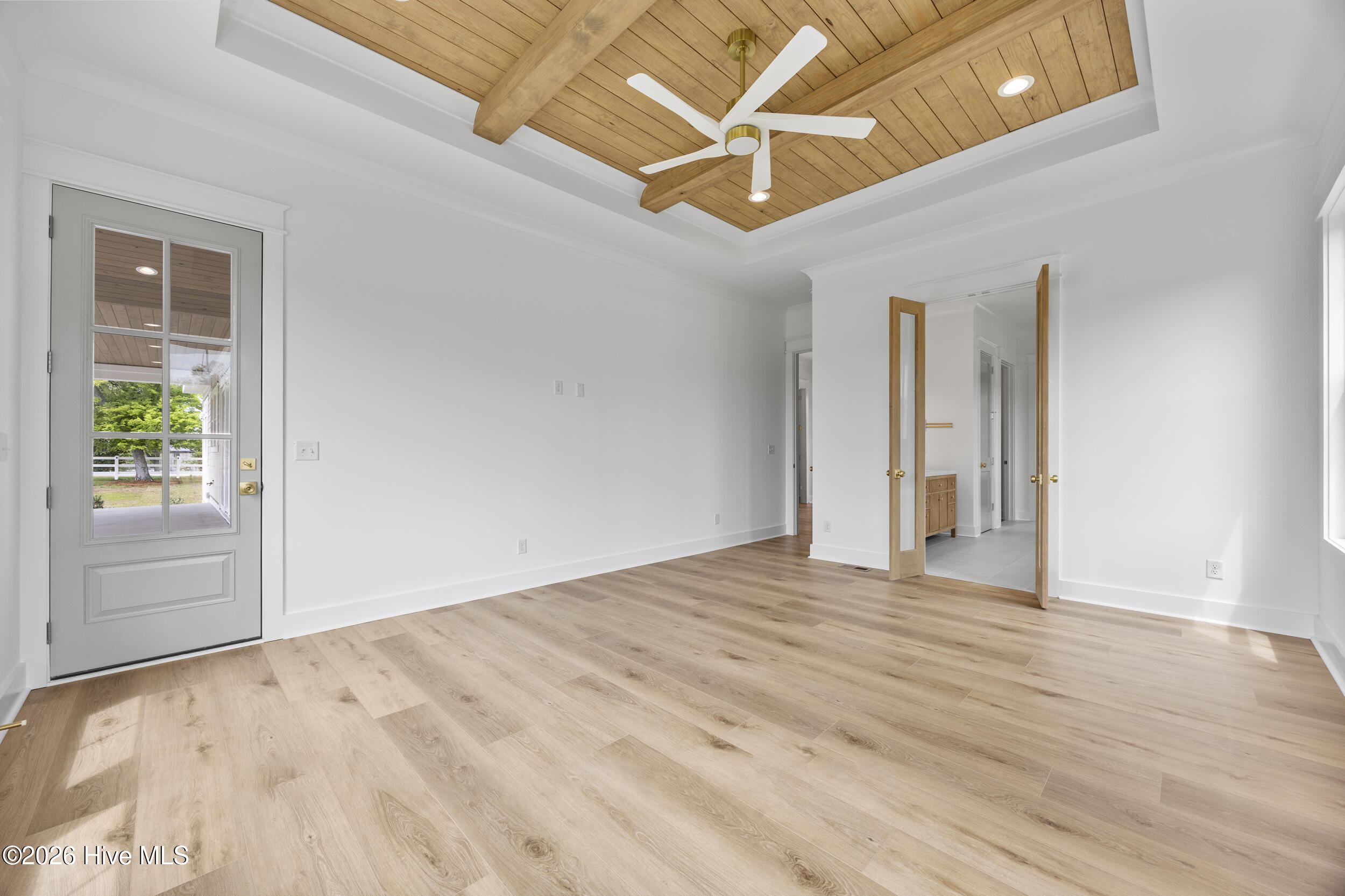 100570401 | Photo 12