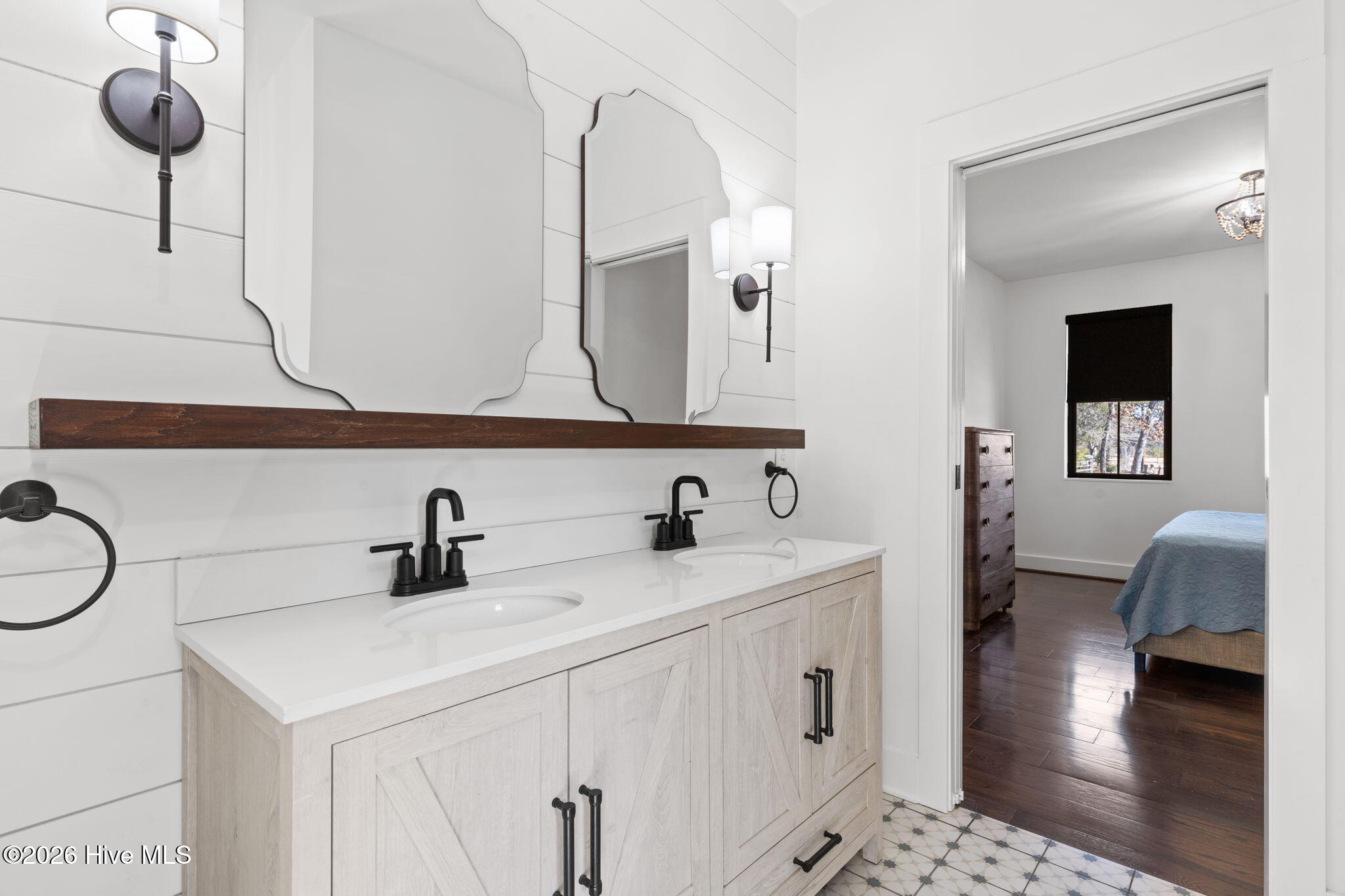 100554419 | Photo 43