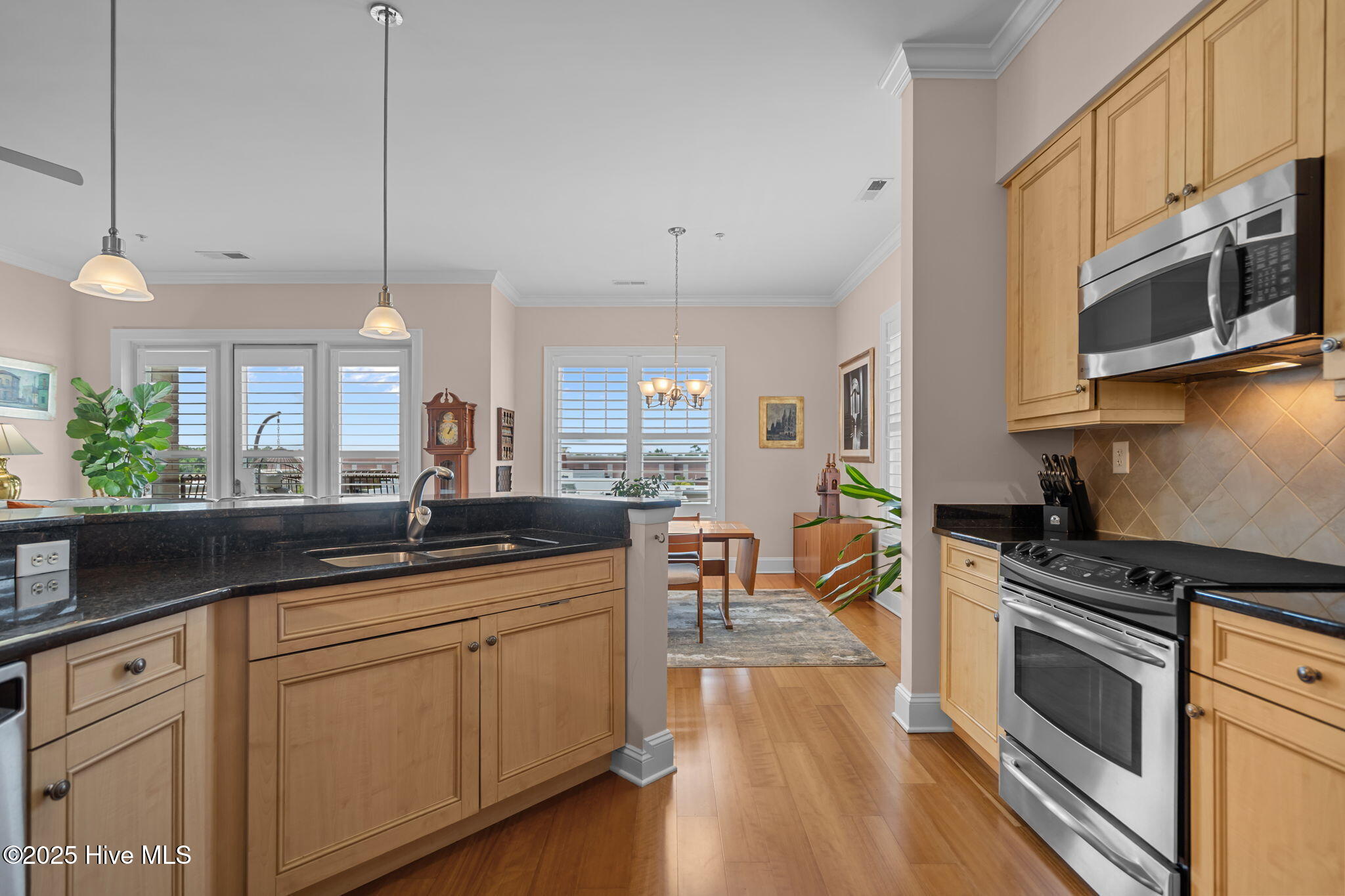 100525076 | Photo 21