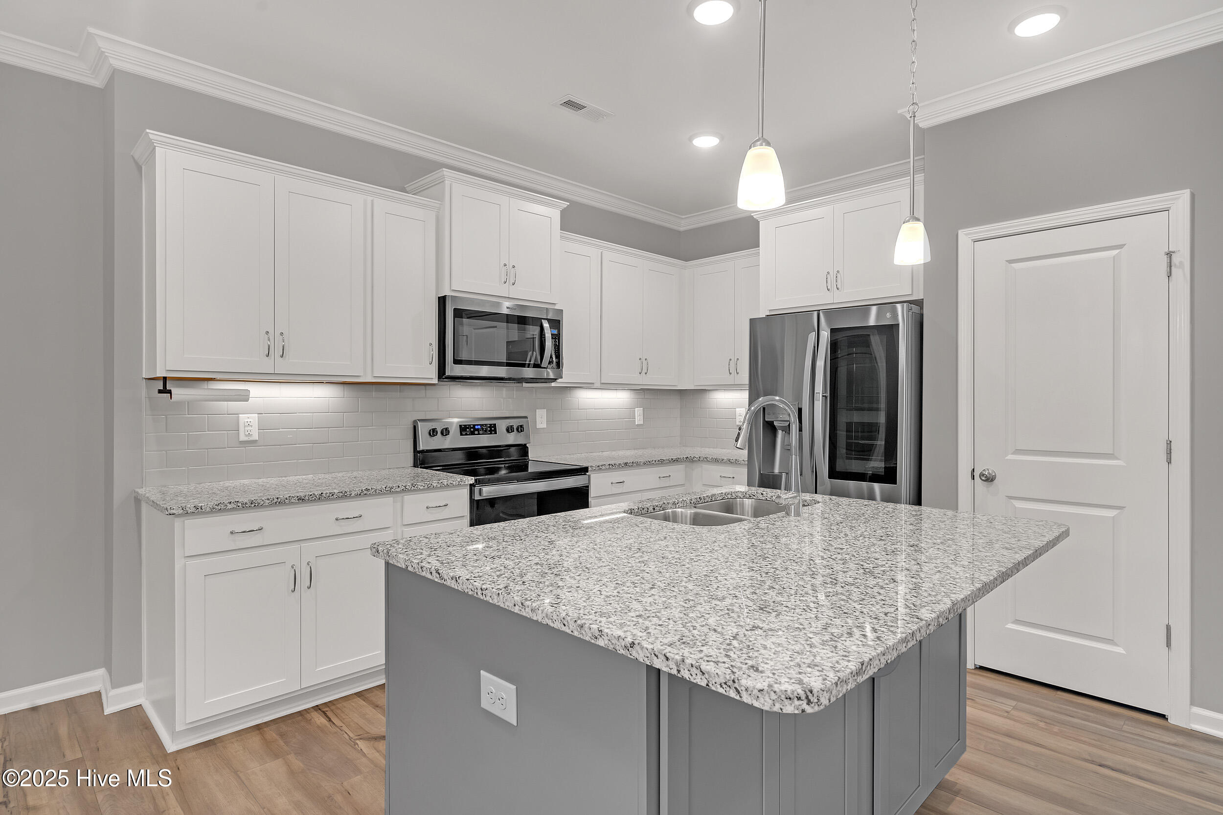 100544849 | Photo 11