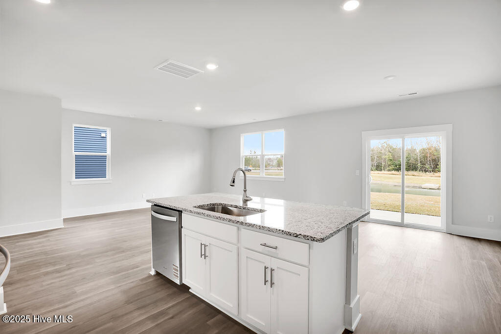 100562469 | Photo 14