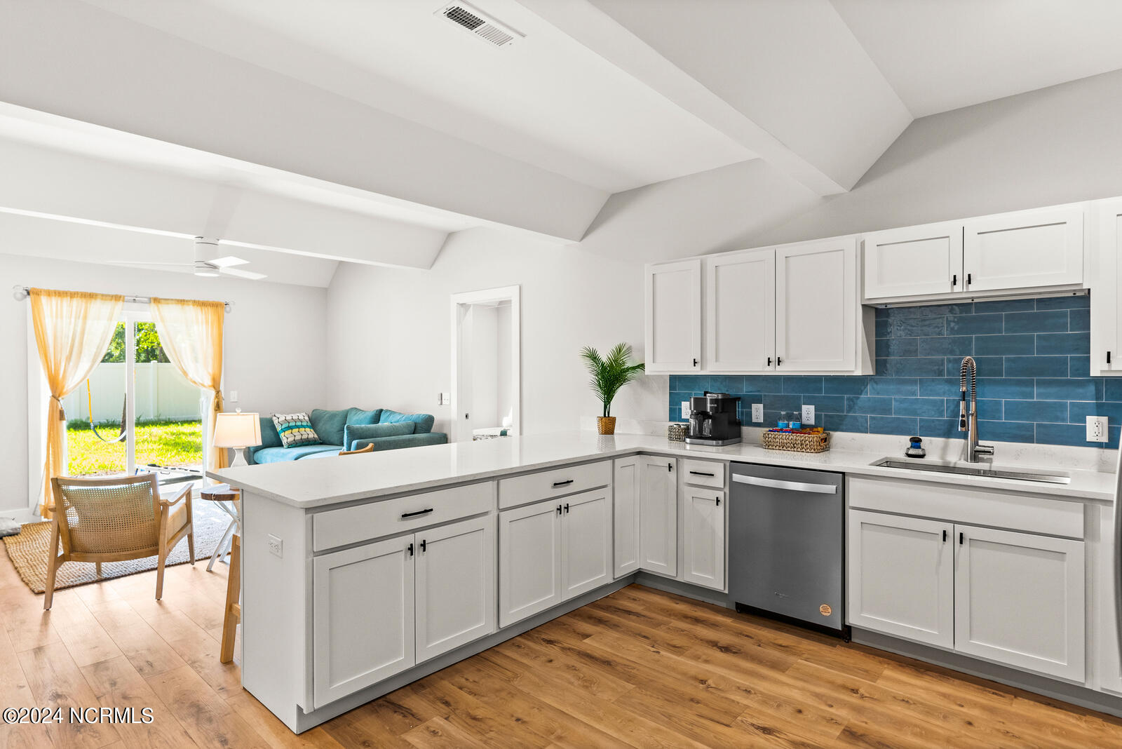 100565543 | Photo 19