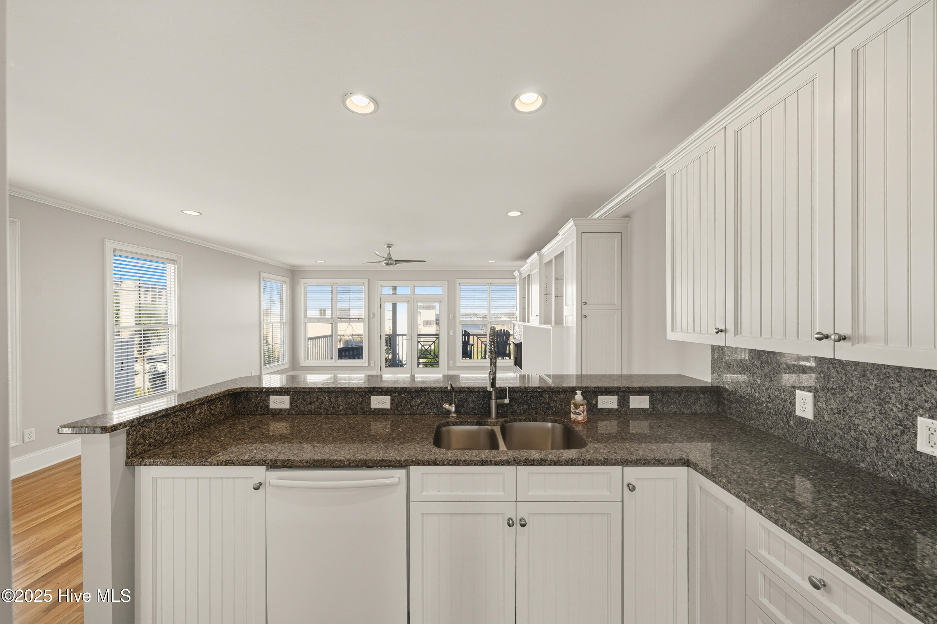 100527237 | Photo 14