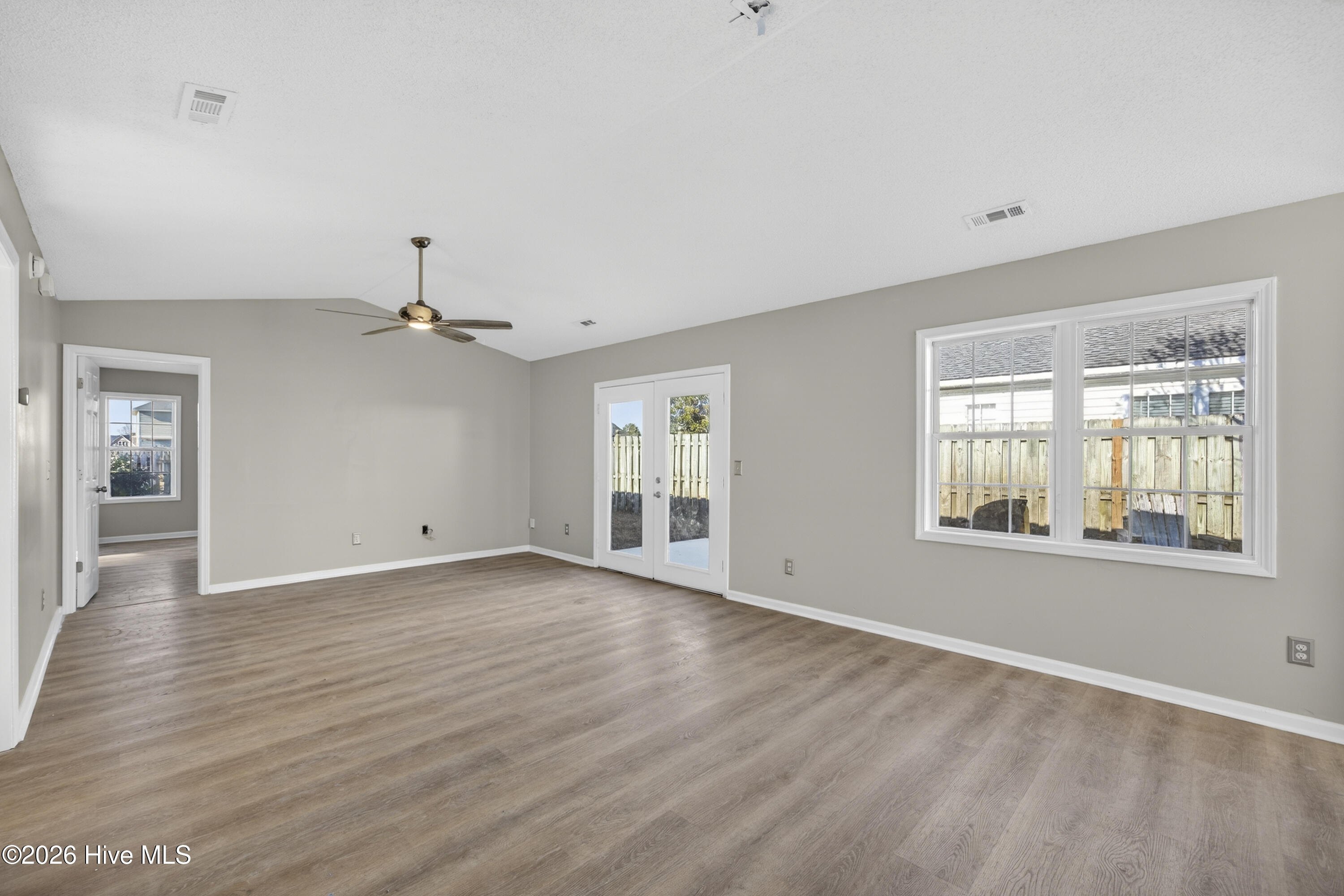 100549649 | Photo 12