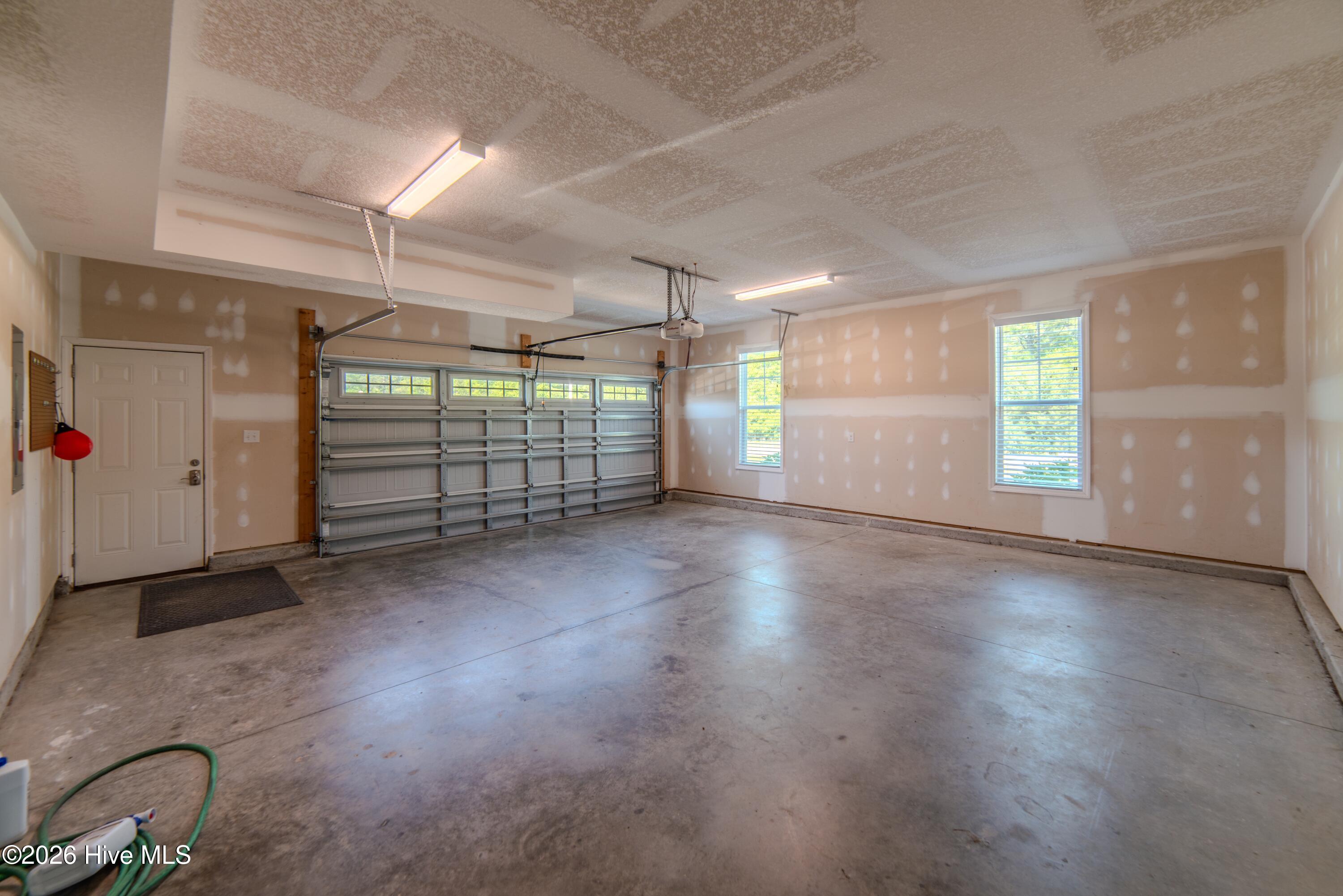 100568858 | Photo 22