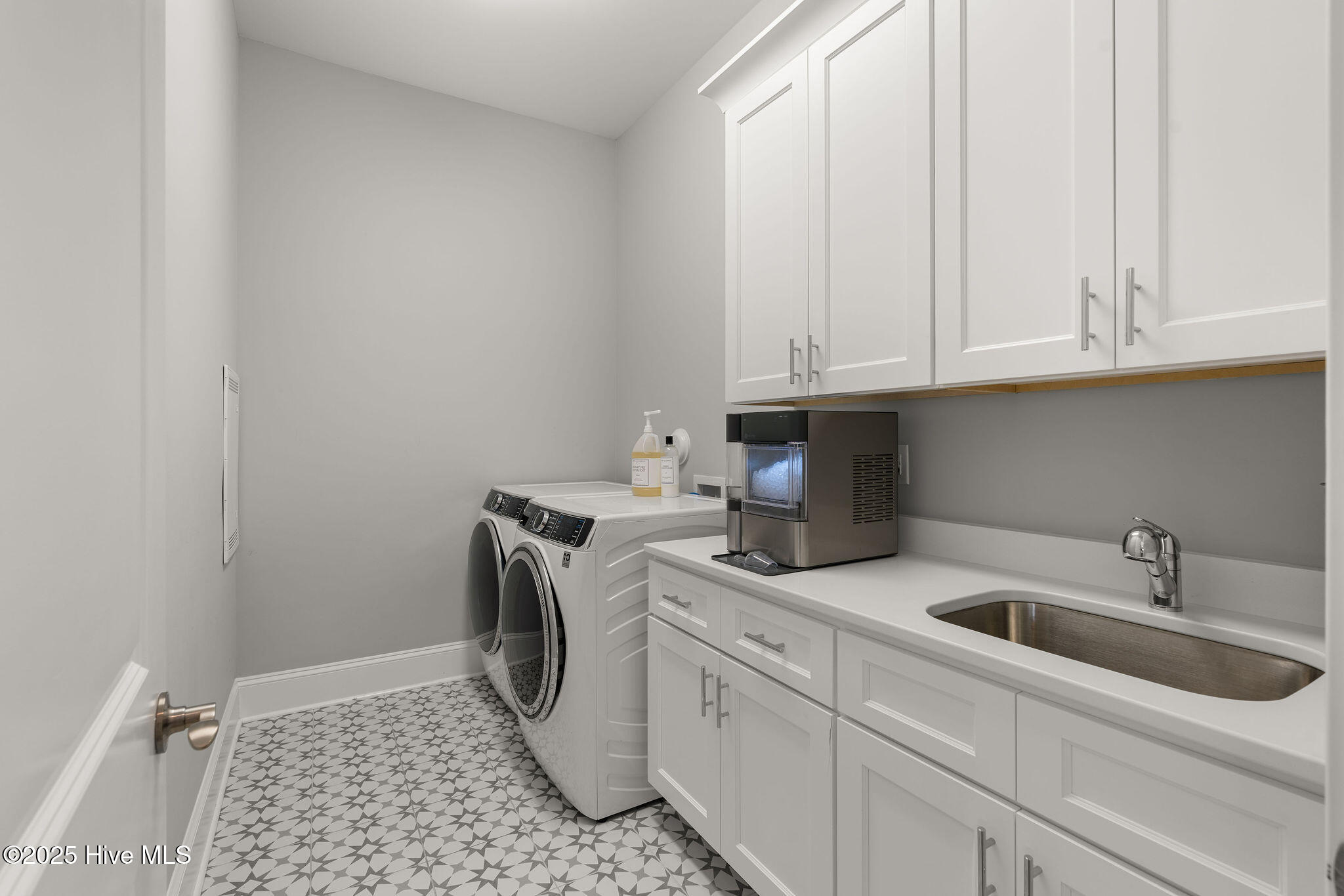 100527939 | Photo 35