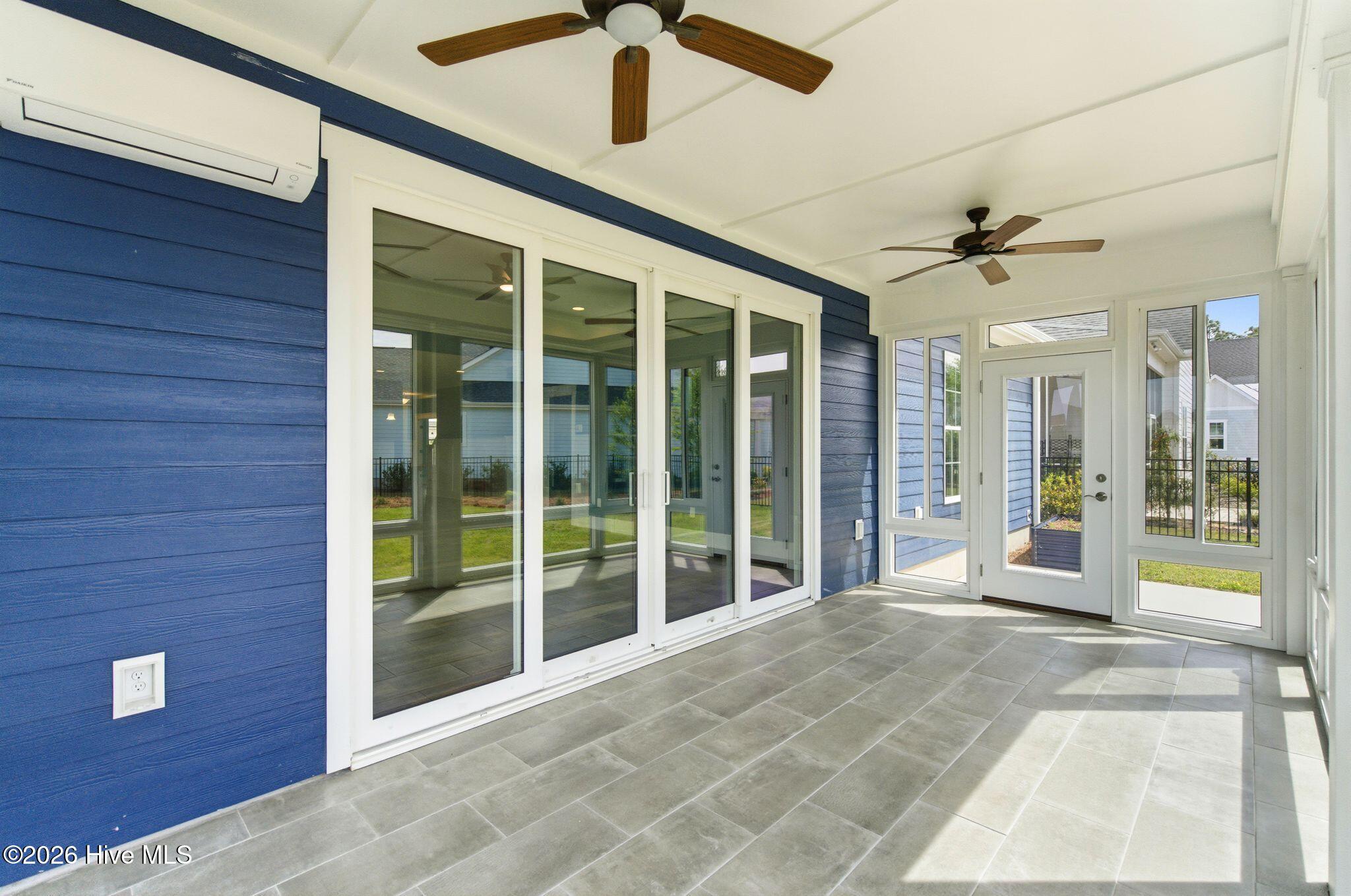 100565935 | Photo 34