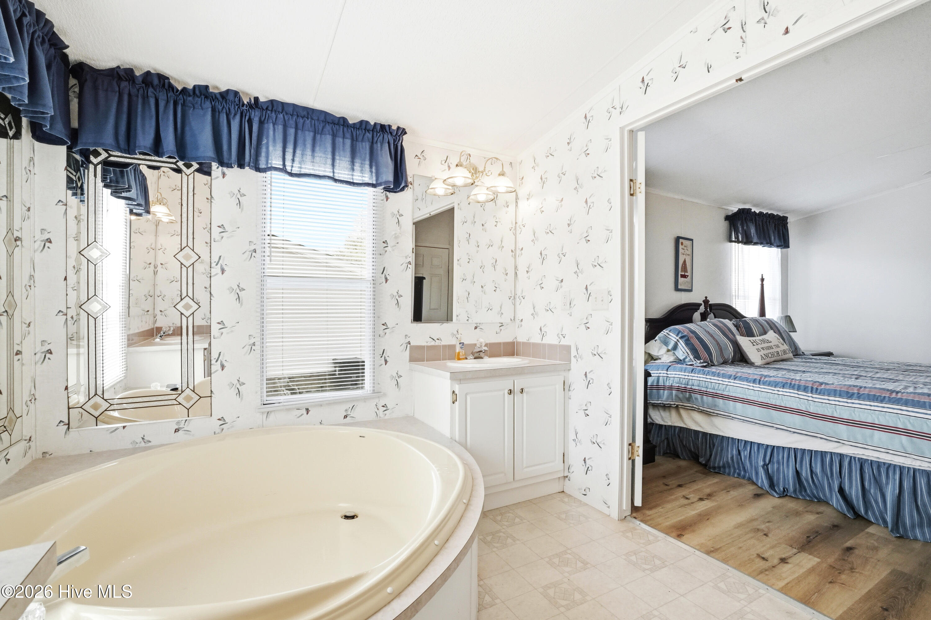 100565641 | Photo 26